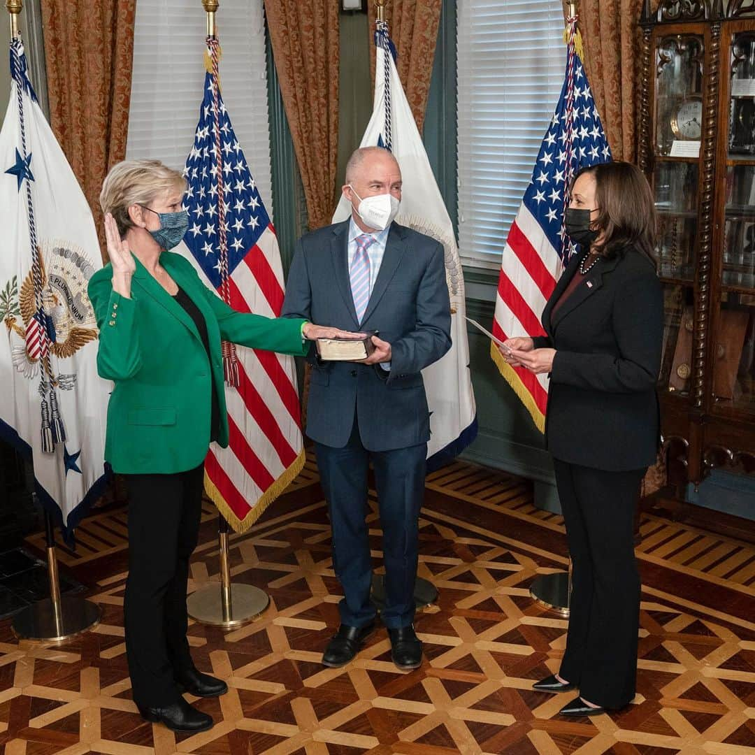 ジョー・バイデンさんのインスタグラム写真 - (ジョー・バイデンInstagram)「This afternoon I swore in Jennifer Granholm as the Secretary of Energy. Secretary Granholm's commitment to creating good-paying American jobs and addressing the climate crisis will be essential as we shift towards a clean energy economy. Congratulations @secgranholm.」2月26日 9時07分 - vp