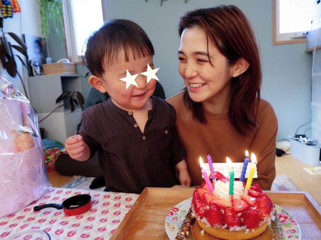 のインスタグラム：「沢山のお祝いコメントありがとうございます🎁  誕生日をお祝いしてもらうことが 大人になるに連れて正直照れ臭くなってきたんだけど やっぱり嬉しいね😊🎂  母になったけどどこかまだ母らしくなれない自分もいて それはたぶん母でいることを忘れるほど 楽しく友達と遊べてるからなのかも😂  自粛期間終わったらもっともっと 思い切り遊びに行きたいな🤰←  とはいえ撮影も控えているので 緩んでる箇所を引き締めていきます！  こんな私ですがこれからも応援 よろしくお願いします🙇‍♀️  30代も楽しく生きます❤️  📸 #怜カメラ @ibukirey   #30歳#片桐ゆたか #thankyou #birthdaymessage #yutakakatagiri」