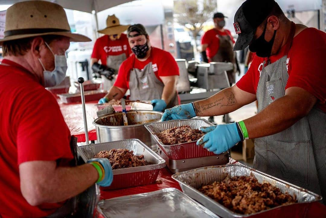 ヒューストン・ロケッツさんのインスタグラム写真 - (ヒューストン・ロケッツInstagram)「The Rockets and Fertitta Family will partner with @opbbqrelief for a contactless drive-thru food distribution outside the Tundra Garage of @toyotacenter.  🗓 Saturday, Feb. 27 ⏰ 11 a.m.-2 p.m. / until supplies last  Full details: Rockets.com」2月26日 9時13分 - houstonrockets