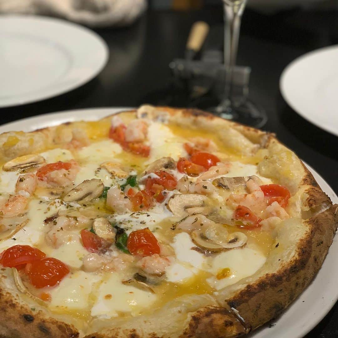 堀江直美さんのインスタグラム写真 - (堀江直美Instagram)「Pizza食べに行こう！って言うと子供達も必ず〝juicyがいい♡〟って言うんです！  お野菜、お魚、お肉、チーズ…素材が本当に美味しいんです！それが合わさったピザはまた最高🍕  限定を食べるのも毎シーズン楽しみにしています🤤♥️  いちごもピザ美味しかったな〜🇮🇹  @pizza.juicy   #pizzajuicy#広島ランチ#広島ピザ#パパ#息子#pizza#hiroshima#lunch#hiroshimacafe#hiroshimalunch#子連れランチ#子連れ広島ランチ#cafe#hntabelog#家族時間#父息子」2月26日 9時24分 - naomiiiiiiiiiiii