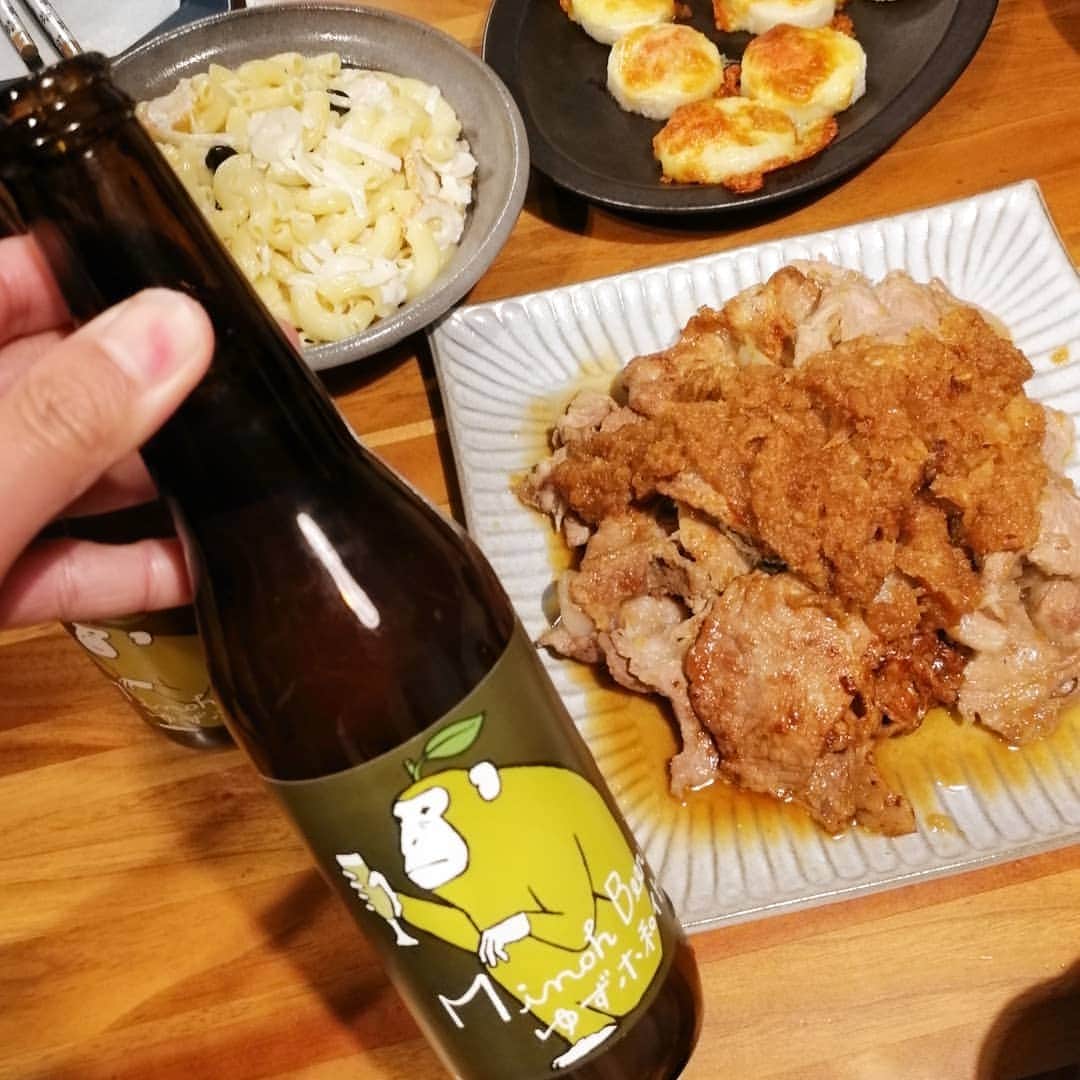 Kaori Takinoのインスタグラム：「わざわざ成城石井に立ち寄ってまで買ってきてくれた、旦那氏イチオシのクラフトビールの限定品「箕面　柚子ホ和イトビール」。ラベルもかわいい🐒 季節のフレイバーは柚子。 微発泡なホワイトビール。 素直に美味しいビールでした💛  柚子の香りと微発泡はもっと繊細なお料理と合わせたかったけど、その日の夕飯は豚の生姜焼とマカロニサラダと長芋の明太チーズ焼き...カジュアル...。  #箕面ビール#minohbeer #ホワイトビール#柚子ホ和イトビール#ビール党#ビール好き#ビールと日本酒と白ワインが好き#フルーツビール#和食#washoku#beer#豚の生姜焼#豚肩ロース薄切り#おろし玉ねぎ#が#マイスタイル」