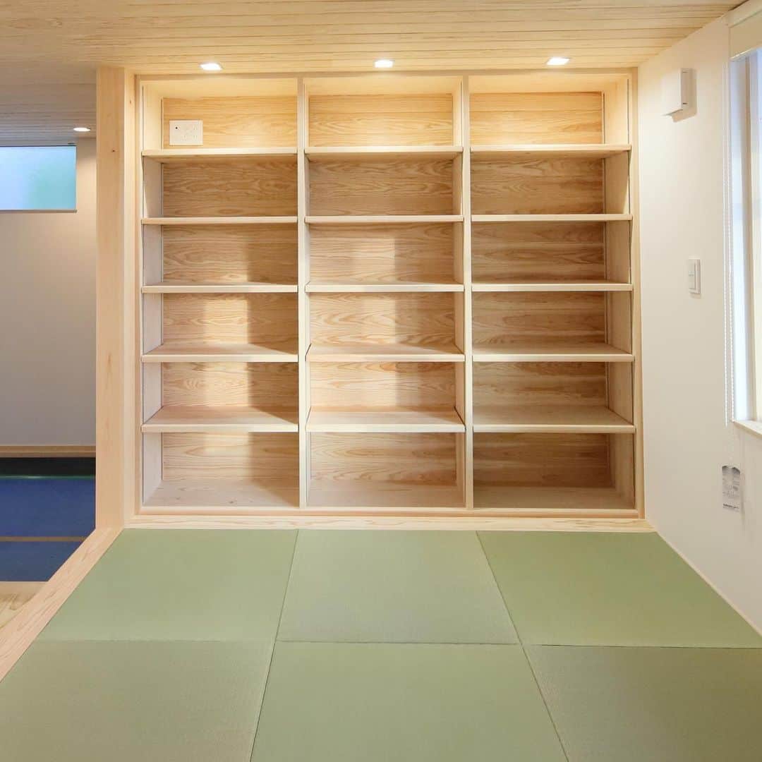 Yasuhiro Arimuraのインスタグラム：「畳スペースの壁一面に取り付けた可動式の本棚。書籍が多いご家族の為に設置したその棚は、可動式なので書籍のサイズに合わせて自由自在❗️  ---------------------------------------------------- more photos... 👉 @yasuhiro.arimura ----------------------------------------------------   #sumais  #注文住宅  #家づくり #マイホーム  #マイホーム計画 #木の家 #霧島市隼人町 #住まい #新築 #本棚  #鹿児島 #霧島市 #工務店  #工務店がつくる家  #工務店だからつくれる家  #設計事務所  #間取り  #自然素材 #デザイン  #暮らし #暮らしを楽しむ #シンプルな暮らし #丁寧な暮らし #平家  #平家 #田舎暮らし #和室  #instahouse」