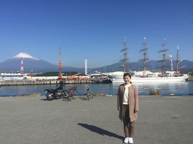 女子アナ47のインスタグラム：「こんにちは。 静岡県磐田市出身の大下佳菜です。 2月23日は語呂合わせで富士山の日。NHK静岡放送局でキャスターをしていた時に毎日のように眺めていた富士山。静岡を離れて富士山を見る機会が少なくなってしまった今、贅沢な時間だったなと感じています。 今回は静岡県から見る富士山の魅力についてご紹介します！ 詳しくはプロフィール爛のURLから「47発信プロジェクト」をご覧ください！  #静岡県 #静岡 #富士山 #mtfuji #静岡県出身 #ドクターイエロー #223号 #田子の浦 #富士山スポット #女子アナ47 #47発信プロジェクト #アナウンサー #フリーアナウンサー #女子アナ #地方創生 #地方創生アナウンサー #司会 #司会者」
