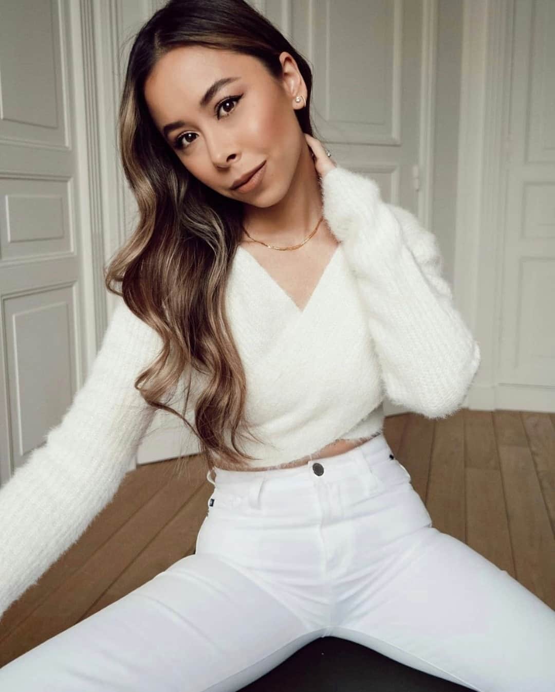 アドリアーノゴールドシュミットのインスタグラム：「Springtime freshness. @ashleypweston wears the Jodi Crop in White // Link in bio to shop this style」