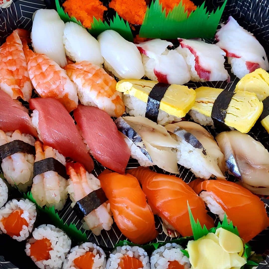 鈴木みほさんのインスタグラム写真 - (鈴木みほInstagram)「I had never expected that a birthday party without me in 2016 would happen again😂 I didn't want any cake this time as I cannot share it with my friends but I fancy myself with yummy sushi from J-town where you can get good quality authentic sushi 😋 I also solved a homemade escape room by myself ☺️ so cute! All the birthday wishes have been making me feel so happy and peaceful. Arigato♥️  まさか、この2016年の本人不在の誕生日がまた現実になるとは😂 今年はみんなとは過ごせないので、以前のようにケーキも食べないけれど、せっかくだし、日本の魚のお店でお寿司を（やっぱり日本人の味、美味しさが全然違う！😍）。そして手作りしてくれた脱出ゲーム（かわいい💕）を一人で解いたりして。みんなからのメッセージにうふふ☺️ってなってます。 会えないけれど、感謝の気持ちばかり♥️  .  .  #birthday #jtown #authenticsushi #japan #tuna #remotebirthday #markham #nocake #arigato  #リモート誕生日会 #手作り #脱出ゲーム #感謝」2月26日 9時31分 - mihyonvision