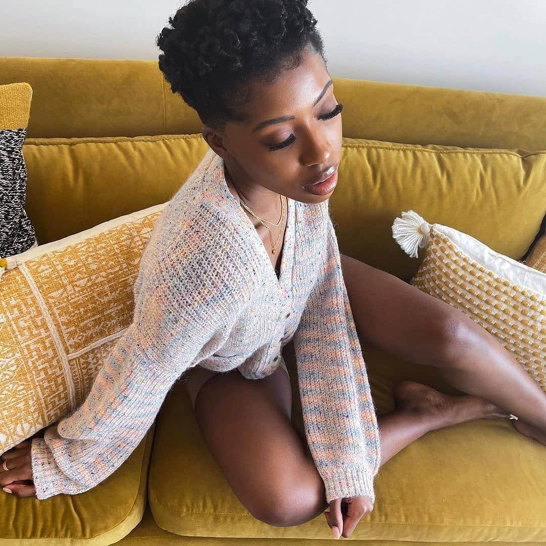 ビービーダコタのインスタグラム：「This cardi + a day on the couch = a match made in heaven 💕」