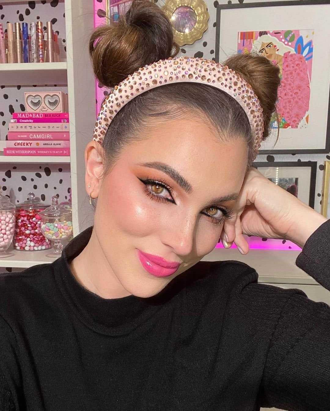 Too Facedのインスタグラム：「Beauty Perfection! 💕 Get Global Beauty Director, Elyse's, gorgeous glam using our Kitty Likes To Scratch Palette, Killer Liner in Killer Black, Peach Bloom in Guava Glow, Better Than Sex Mascara, and Born This Way Foundation. #toofaced」