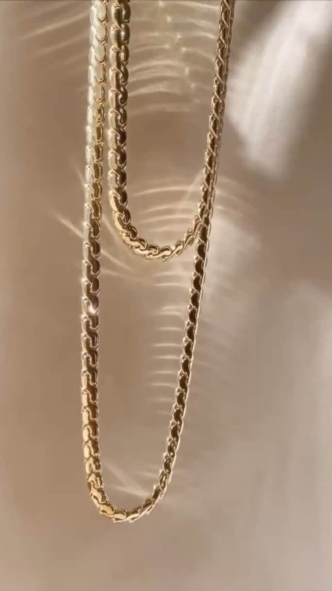 カルーシェ・トランのインスタグラム：「‘CHAINZ’ Collection ✨Available now! Don’t forget the chains are also unisex 😁 @kaebykarrueche」