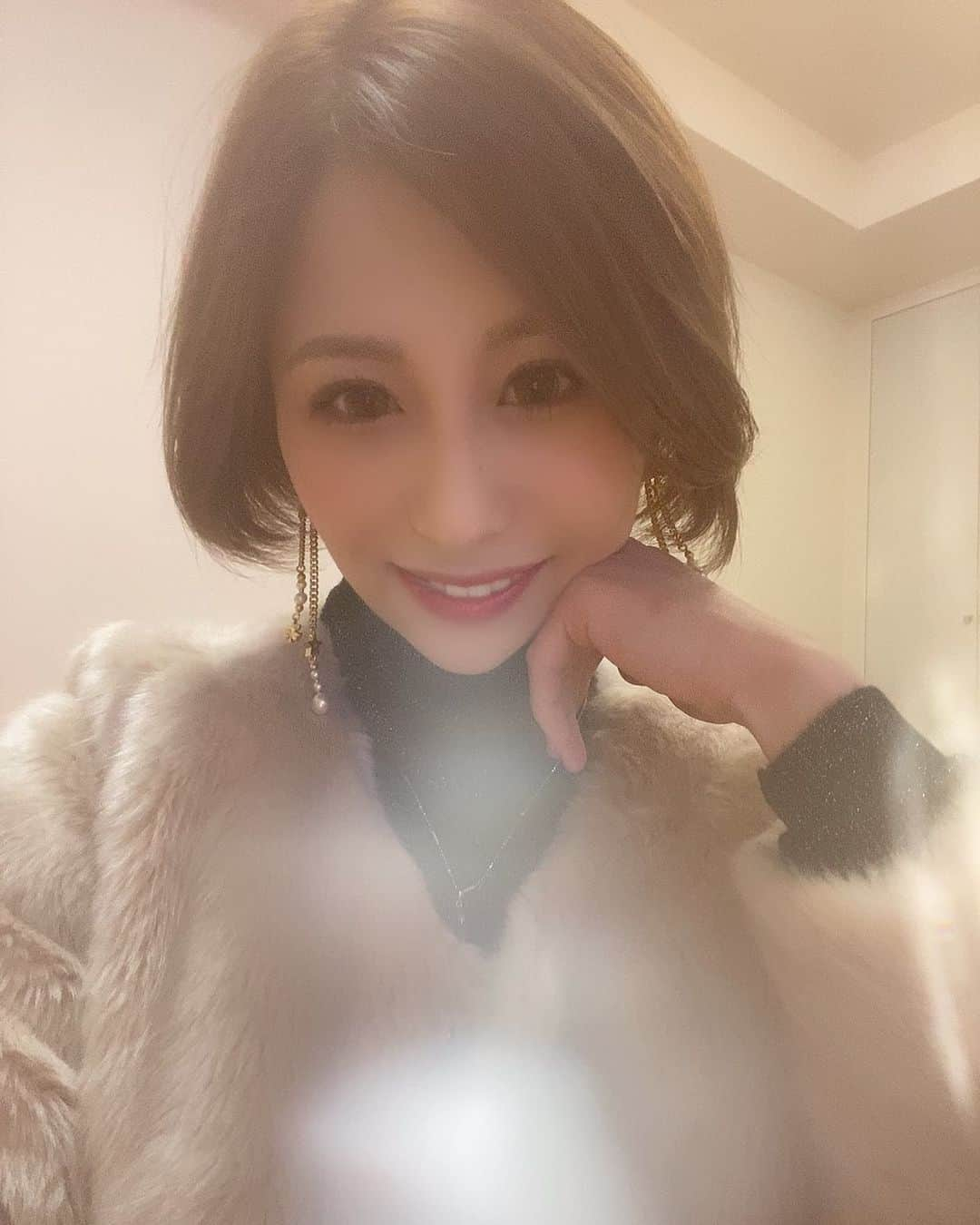 倉松里奈さんのインスタグラム写真 - (倉松里奈Instagram)「携帯を落としたのか ぶつけたのか転けたのか 朝起きたらインカメ部分と 後ろがバキバキでした✌️ . 使い物になりません✌️ このように白いのが写ります✌️ . . 今日も頑張ります🙋‍♀️ . . #ショートヘア #画面割れ #theend」2月26日 9時48分 - rinapuu818