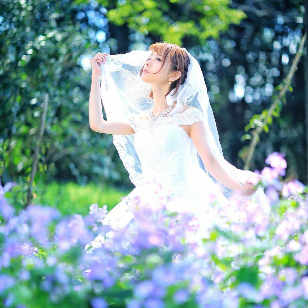舘林佳史のインスタグラム：「野花の森のファンタジ〜プリンセス☺️✨  @ayanoche21   宣材プロモーション撮影受け付け中〜😘  ﻿ ﻿誰でも物語の主人公になれるをキャッチコピーに﻿ ドラマや映画の物語のワンシーンの様なDramaticStoryPhotと言う名前で活動作品作りをしています。﻿ ﻿ 大好評のドラマティックフォトのご依頼はこのクオリティーで30000円〜(ほぼ諸経費)で受け賜わっています)^o^( ﻿ ﻿ 素敵な作品を一緒に作りたい！コラボレーションしたい 美容師・メイクアップアーティストさん ・服飾デザイナーさんクリエイターさんも随時募集中です✨﻿ ﻿ お姫様になりたい👸物語の主人公になってみませんか^ ^⁉︎.﻿ ﻿ ﻿ たった一枚の写真で人生が変わる‼️﻿ ﻿ ﻿ ✨作品作り体験モデルに興味がある方 ドラマティックフォト依頼 撮影依頼 体験モデル募集﻿ ﻿ ①お名前②地域③年齢④身長⑤LINE ID⑥応募理由やお問い合わせ内容⑦最近の髪型スタイルの分かる写真をDMまたはメール下さい✨﻿ ﻿ 📩contact@dramaticphoto.jp﻿ ﻿ モデル宣材撮影 コンポジ Book作り プロフィール撮影 ブライダルフォト記念撮影 衣装レンタル 成人式 着物 ドレスロケーションフォト スチール サロンモデル撮影 写真集等撮影のご依頼何でもお気軽にお問い合わせDM下さい✨📩 .﻿ ༚┈❁┈༚༝༝༚┈❁┈༚༝༝༚┈❁┈༚༝༝༚┈❁┈ ༚༝༝༚┈❁┈ . ．﻿ #ファンタジー#ディズニー#プリンセス#森の美女#ウエディング#ウエディングドレス#夢の国#フォトジェニック#プロモーション撮影#ドラマティックストーリーフォト#インスタ映え#作品作り #撮影依頼#シューティング#撮影依頼募集中 #ファインダー越しの私の世界 #写真を撮るのが好きな人と繋がりたい  #ストロビスト#ポートレート#ポートレートモデル#モデル募集#被写体#カメラマン#フォトグラファー#photographer」
