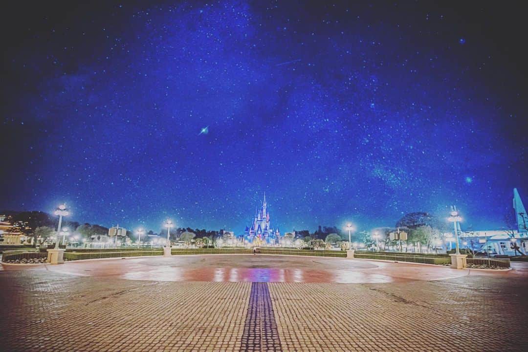 Kahoさんのインスタグラム写真 - (KahoInstagram)「. . . シンデレラ城と星空💫  星空はもちろん加工だけど、  見えないだけで、きっとディズニーランドの上にも これくらい沢山の星が輝いてるんだろうなあ☺️  …と、写真を見て心を落ち着かせながら、 歯医者さん行ってきます😢🦷笑  @tokyodisneyresort_official  #disney #disneyland #tokyodisneyresort #tdr #tdl #disneygram #instadisney#disneyparks #disneyfan #disneyphoto #disneypic  #Disneyside #Disneylove #tokyodisneyland #disneylandtokyo  #disneylover #tokyodisneyland#disneyphotography #japan #japan_of_insta #japan_night_view _view #disneylandtokyo #disneylandjapan #シンデレラ城#cinderella#cinderellacastle #japan_ nighttime_view  #東京ディズニーリゾート #東京ディズニーランド #ディズニー #ディズニー風景」2月26日 9時50分 - kah05disney