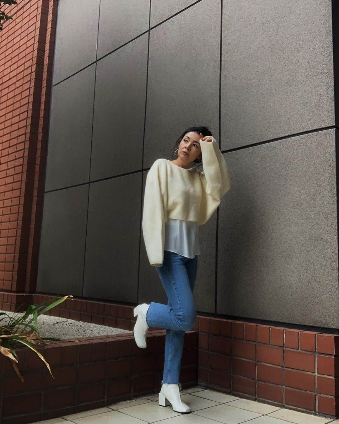 日下裕江さんのインスタグラム写真 - (日下裕江Instagram)「Cropped knit tops  クロップド丈の ニットトップスが 好み過ぎて 似た様なの 沢山集めちゃう♪  このニットも数年前の #uniqlou のもの♡  レイヤードして また着れるの嬉しい♪  春に向け シャツから シフォン素材にチェンジ▶︎  軽やかさが出て 一気に春気分❀.*･ﾟ  Tops #uniqlou  Layered tops #latina  Denim #zara  Shoes #azulbymoussy   @urafashiongram  #ootd #fashion  #春コーデ #クロップド丈 #クロップドトップス #クロップドニット #レイヤード #レイヤードコーデ #デニムコーデ #白ブーツ #ホワイトブーツ」2月26日 9時51分 - hiroe___h