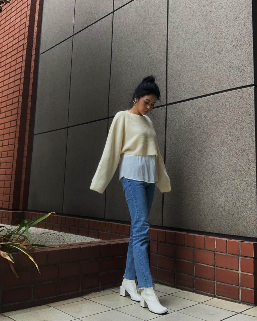 日下裕江さんのインスタグラム写真 - (日下裕江Instagram)「Cropped knit tops  クロップド丈の ニットトップスが 好み過ぎて 似た様なの 沢山集めちゃう♪  このニットも数年前の #uniqlou のもの♡  レイヤードして また着れるの嬉しい♪  春に向け シャツから シフォン素材にチェンジ▶︎  軽やかさが出て 一気に春気分❀.*･ﾟ  Tops #uniqlou  Layered tops #latina  Denim #zara  Shoes #azulbymoussy   @urafashiongram  #ootd #fashion  #春コーデ #クロップド丈 #クロップドトップス #クロップドニット #レイヤード #レイヤードコーデ #デニムコーデ #白ブーツ #ホワイトブーツ」2月26日 9時51分 - hiroe___h