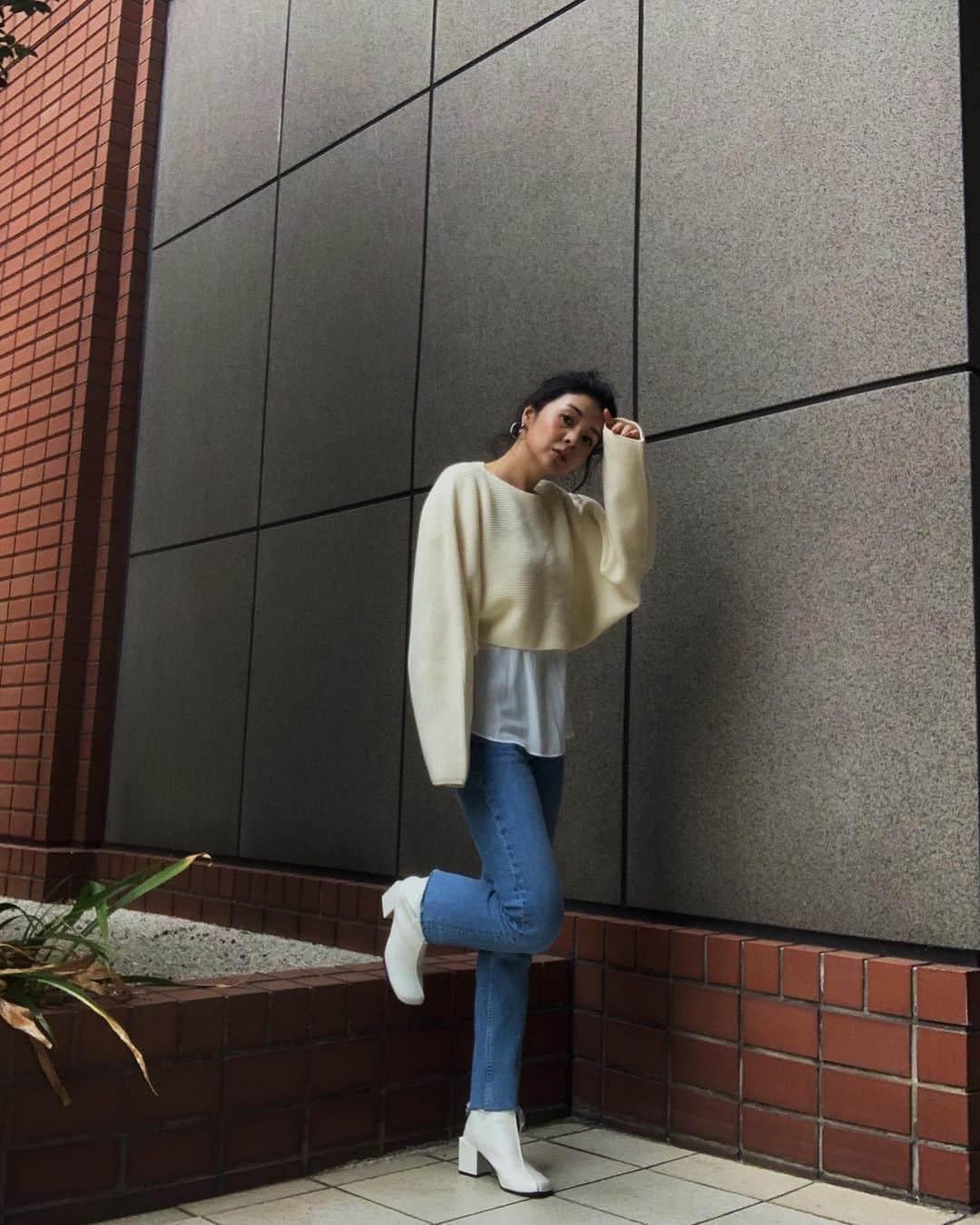 日下裕江さんのインスタグラム写真 - (日下裕江Instagram)「Cropped knit tops  クロップド丈の ニットトップスが 好み過ぎて 似た様なの 沢山集めちゃう♪  このニットも数年前の #uniqlou のもの♡  レイヤードして また着れるの嬉しい♪  春に向け シャツから シフォン素材にチェンジ▶︎  軽やかさが出て 一気に春気分❀.*･ﾟ  Tops #uniqlou  Layered tops #latina  Denim #zara  Shoes #azulbymoussy   @urafashiongram  #ootd #fashion  #春コーデ #クロップド丈 #クロップドトップス #クロップドニット #レイヤード #レイヤードコーデ #デニムコーデ #白ブーツ #ホワイトブーツ」2月26日 9時51分 - hiroe___h