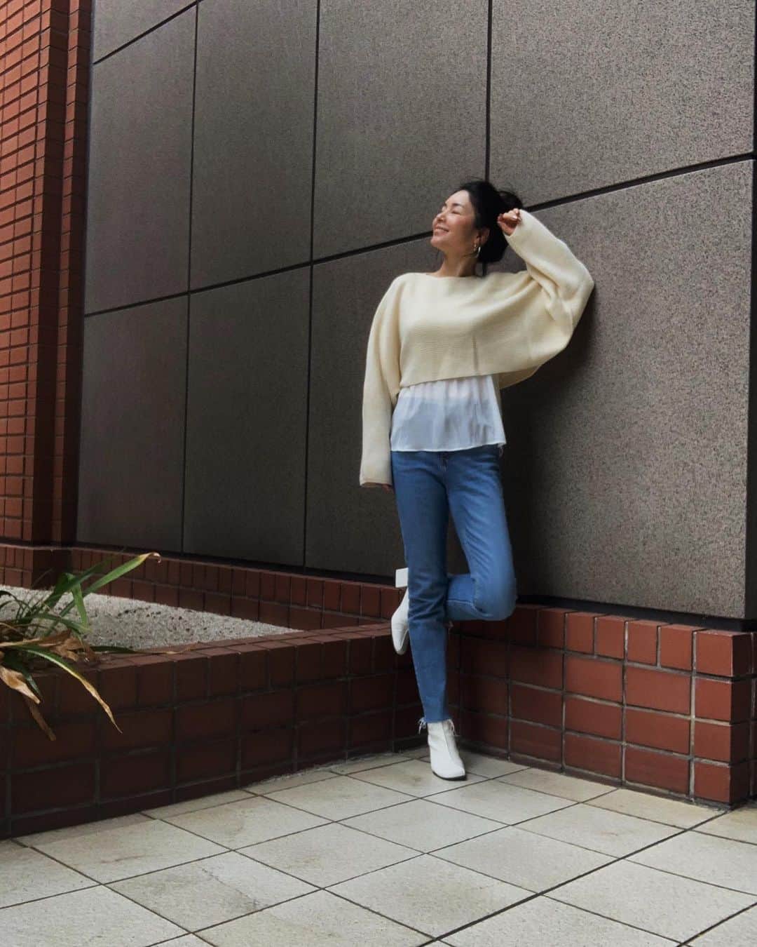 日下裕江のインスタグラム：「Cropped knit tops  クロップド丈の ニットトップスが 好み過ぎて 似た様なの 沢山集めちゃう♪  このニットも数年前の #uniqlou のもの♡  レイヤードして また着れるの嬉しい♪  春に向け シャツから シフォン素材にチェンジ▶︎  軽やかさが出て 一気に春気分❀.*･ﾟ  Tops #uniqlou  Layered tops #latina  Denim #zara  Shoes #azulbymoussy   @urafashiongram  #ootd #fashion  #春コーデ #クロップド丈 #クロップドトップス #クロップドニット #レイヤード #レイヤードコーデ #デニムコーデ #白ブーツ #ホワイトブーツ」