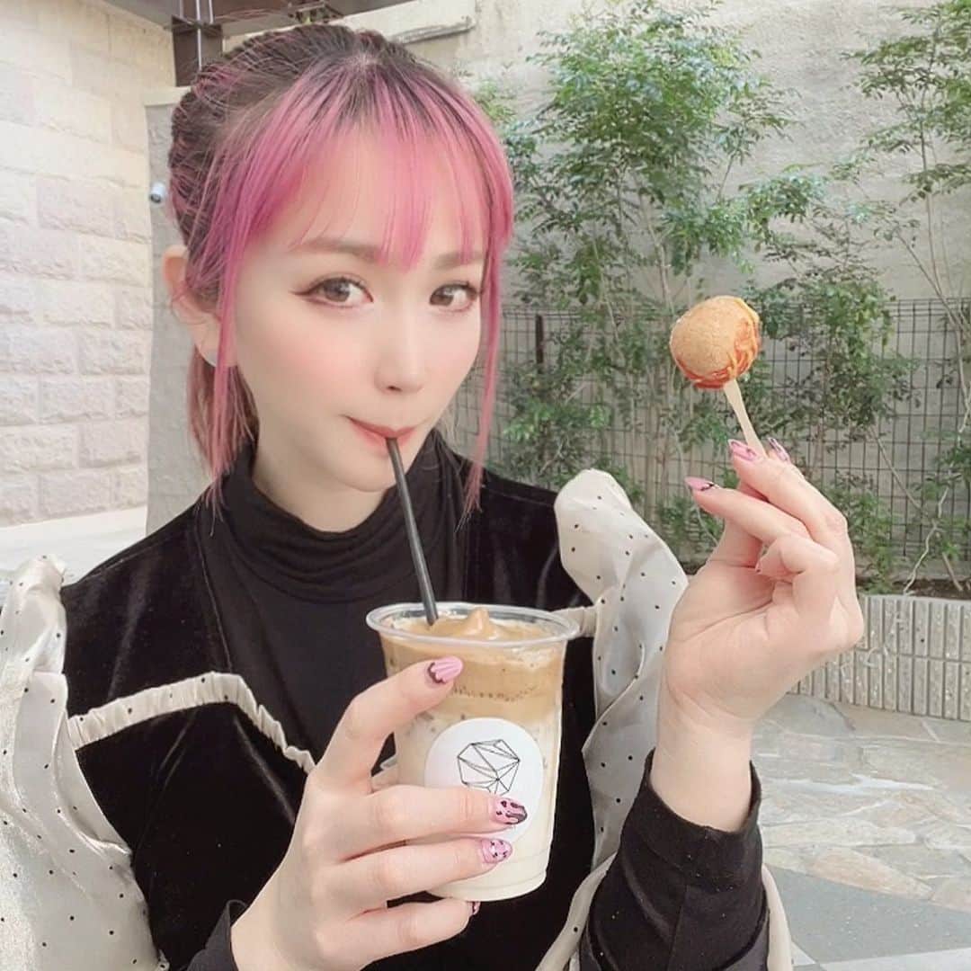 manamiのインスタグラム：「🫕🇰🇷 ・ ・ 鶴橋 @chincha_sweets の スイーツ編🍨💕 ・ 流行りのダルゴナコーヒーや 飲む杏仁もクリームソーダも 甘さ控えめで美味しかった🥰👍🏻 🍠焼き安納芋とプレミアムアイス 女子は絶対好き気なやつ♥️ ・ 今、韓国ではアイドルのカップホルダー🥤が流行っているらしくて、購入するとBTSのテテ🕺🏼をプレゼントしてもらえるからテテペンさんは急いで〜🏃‍♀️💨💙笑 ・ ・ 「鶴橋 韓国スイーツ」で検索してもらうと出てくるよ〜🇰🇷  📌大阪市生野区桃谷2丁目7-11 定休日:木曜日  lin.ee/CJJ8yr7  HP:https://www.instagram.com/chincha_sweets/  Support By woomy #鶴橋カフェ #鶴橋コリアタウン #카페 #sweets #woomy #pr #食べすたぐらむ #グルメ女子 #グルメな人と繋がりたい #グルメ部 #グルメ好きな人と繋がりたい #カフェ好きな人と繋がりたい #コリアタウン #コリアタウン鶴橋 #コリアタウン食べ歩き #鶴橋カフェ #ダルゴナコーヒー #チーズタッカルビ #チーズスティック #カップホルダー配布 #chincha #防弾少年団好きな人と繋がりたい #防弾少年団ジミン #bts好きな人と繋がりたい #armyと繋がりたい #bts好きと繋がりたい #キムテヒョン #テテペン #WoomyPR」