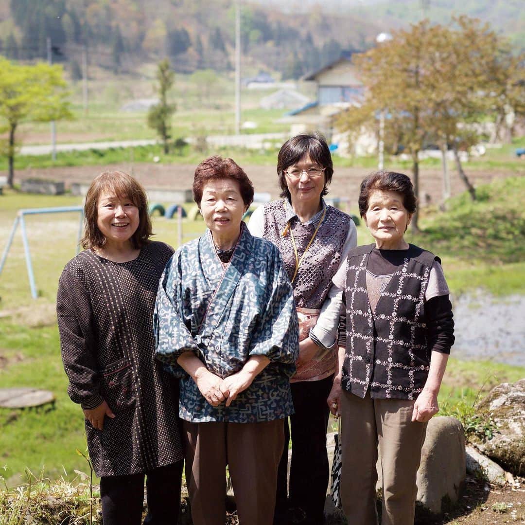 KitchHikeのインスタグラム：「【年間1000人以上の旅行客をもてなす、山形県飯豊町の農家民宿のお母さんたち】  山形県飯豊町(いいでまち)は「日本で最も美しい村」連合に加盟している、自然豊かな町です。 なかでも「ちょっと特別」と別格視されているのが、人口約300人の小さな集落 “中津川地区”。 険しい自然に囲まれているからこそ、豊富な雪解け水に育まれたお米や野菜など、自然の恵みを受けた食文化が育まれました。  そこで活躍するのが「なかつがわ農家民宿組合」のお母さんたち。今では国内外から年間1000人以上の旅行客を７つの民宿でもてなし、飯豊町を盛り上げていらっしゃいます。  3/6(土)に開催するキッチハイクのオンラインイベントでは、お母さんたちと一緒に山菜の郷土料理をつくって味わうことができますよ。 フードコーディネーターのがじゅま〜るさんからは、飯豊町の食材をふんだんにつかった「米沢牛のしぐれ煮」や「どぶろくプリン」が届きます！  詳細は、@kitchhike のプロフィールURLからどうぞ🌿  #キッチハイク #ふるさと食体験 #飯豊町 #中津川地区 #なかつがわ農家民宿組合 #どぶろく #米沢牛 #料理好き #旅行好き #特産品 #地域の食材」