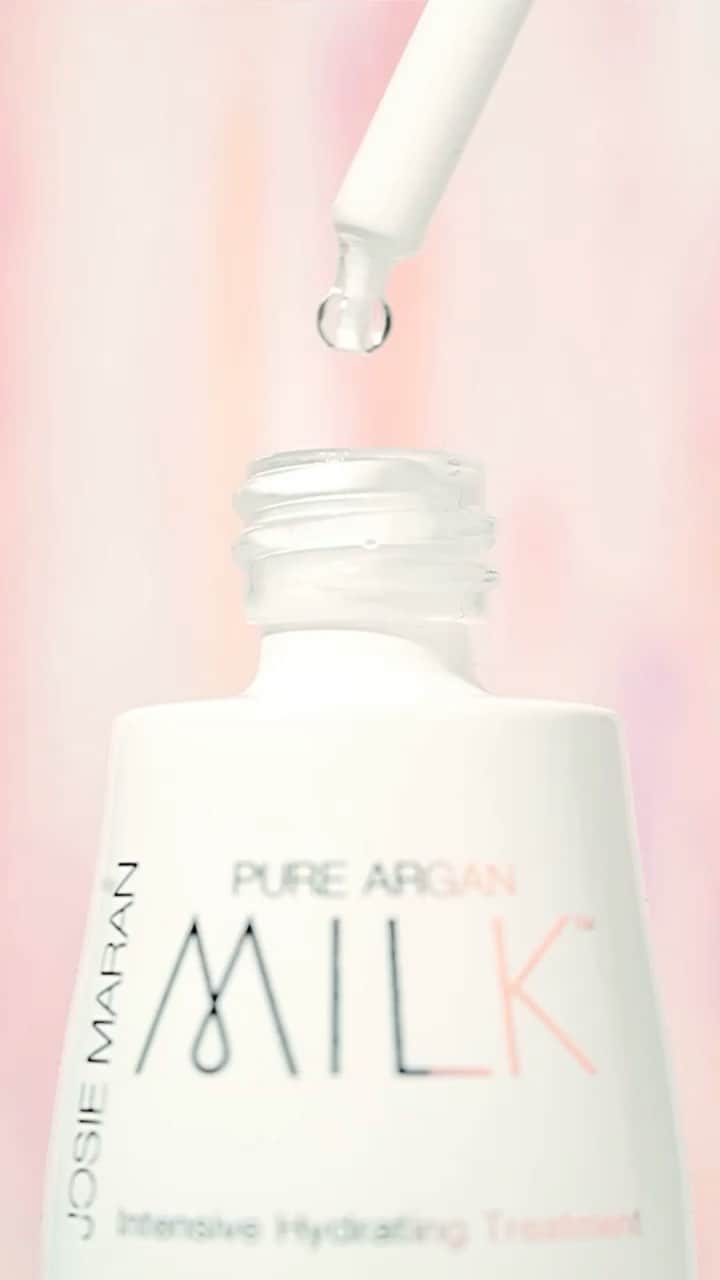 ジョジー・マランのインスタグラム：「Ready for bouncy, deeply hydrated skin? Just add a a few drops of Pure Argan Milk Intensive Hydrating Treatment to the beginning of your ritual and you'll be good to... glow 😉」