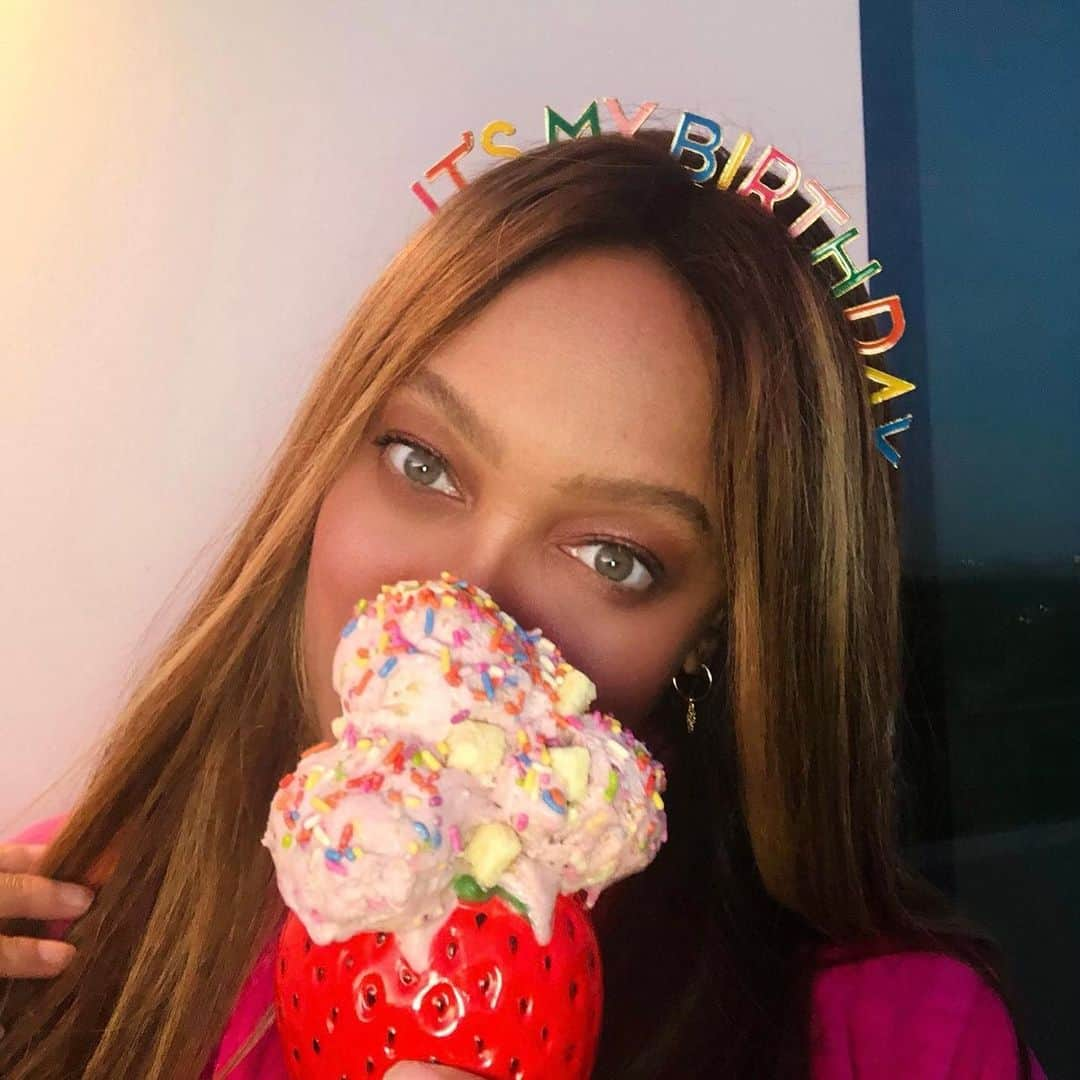 タイラ・バンクスのインスタグラム：「We are trying to make EVERY day your birthday with @SMiZECream’s latest flavor drop! 🍰 I love me some birthdays 🎉 and I love me some strawberries 🍓. Then I thought...let’s mix two two together to create Strawberry BirthYAY! Cake. 🍓🍦We got those naturally-colored sprinkles and delicious vanilla cake pieces wrapped up in a creamy Wild strawberry base... The ultimate gift hidden inside every serving is our HUGE chunkalicious Rainbow Sprinkle Cookie Dough SMiZE Surprize!⁠ ⁠ Find out how to get you a sneak taste in Santa Monica, CA. Link in bio!」