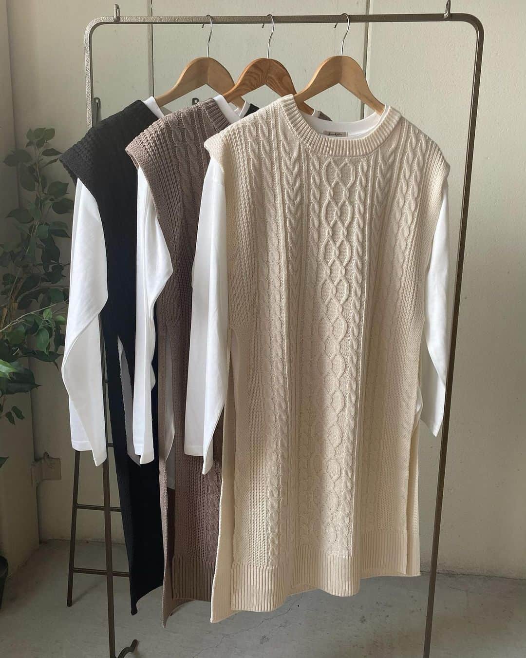 のインスタグラム：「. . 春にピッタリの ロングベスト&ロンTセット♪ . . コーデに悩んでも このセットをトップスに持ってくれば お洒落コーデの完成です✨ . . . 店内全品20％off❗️ 【exsome123】 ※必ずクーポンコード入力してください 入力しないと割引になりませんので ご注意ください。 . . . topのURLから ご購入していただけます✈︎✈︎✈︎ ・ ・ Instagram officialと 公式LINEがあるので フォローして頂けると嬉しいです✌︎ ⬇︎ Instagram official  @exsome_official  . . . 公式LINE @efc0920h（アットマークから） . . . #ロングベスト  #レイヤード  #パンツスタイル  #古着女子  #春コーデ  #ママコーデ  #カジュアルコーデ #レイヤードコーデ  #シンプルコーデ」