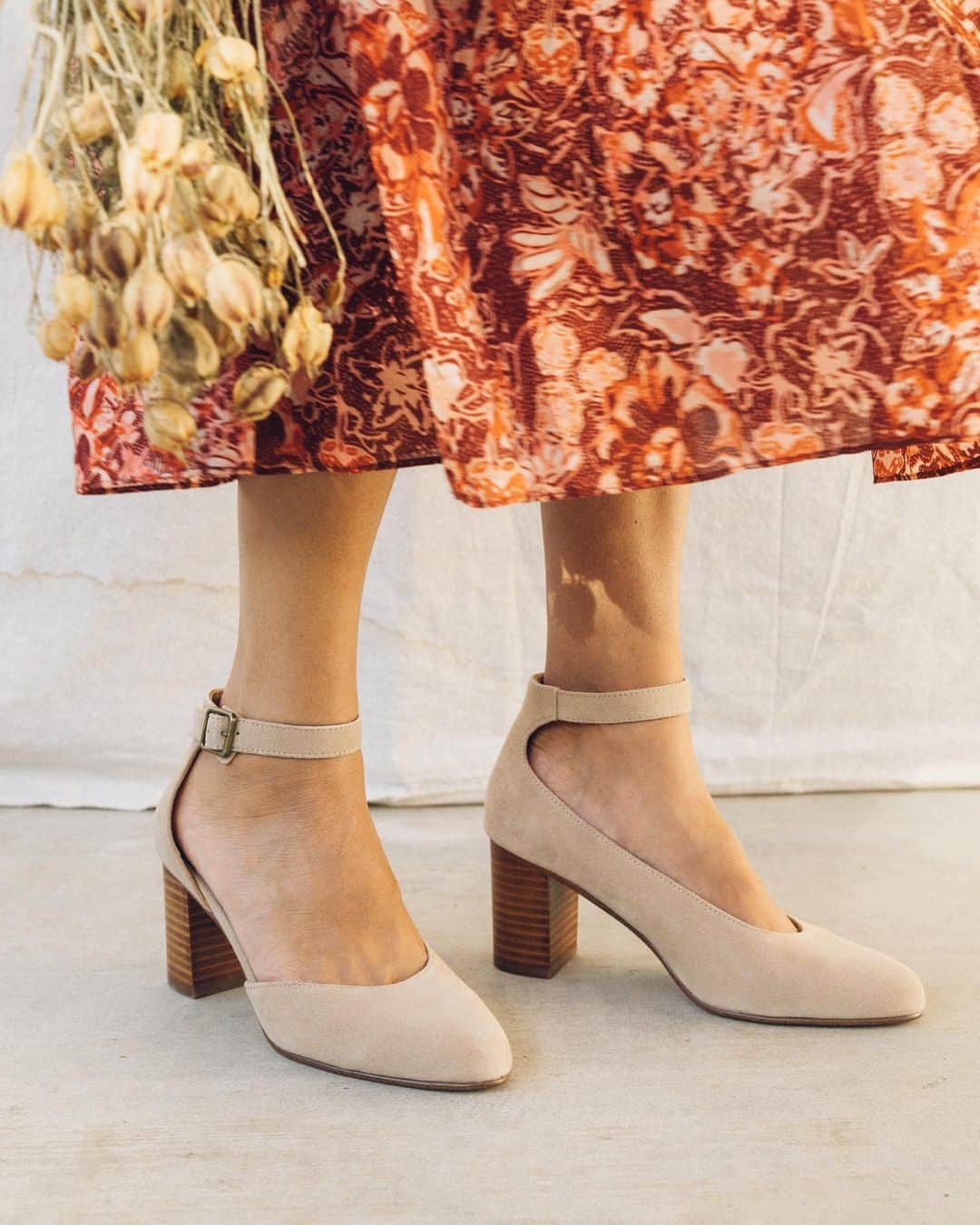 ソルドスのインスタグラム：「here’s to floral skirts and sunny days ahead ✨🌾🌞   shop the gemma heel, link in bio.」