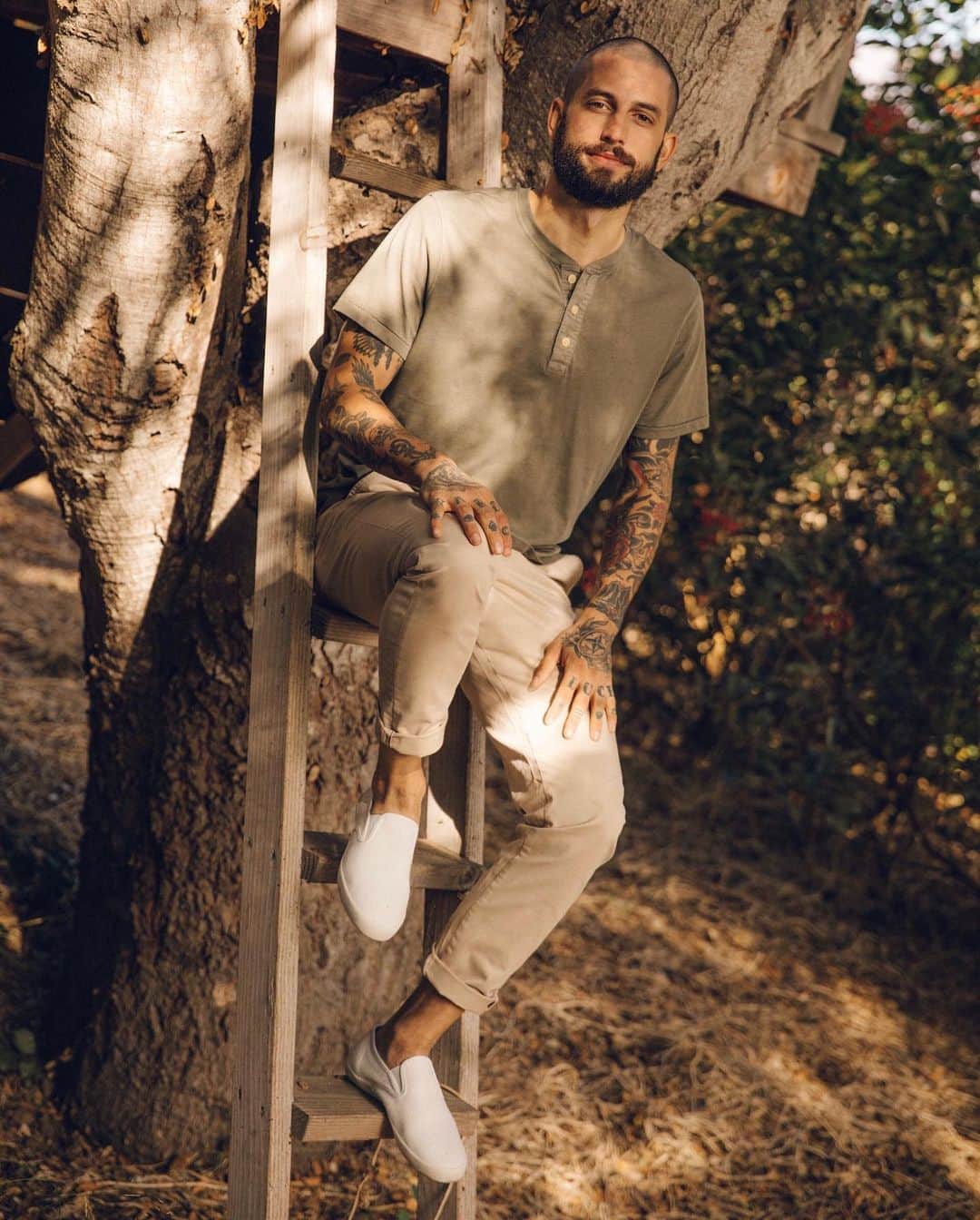 シービーズのインスタグラム：「Calling all Baja fans (if you haven’t tried this style yet, keep reading).  Popular for its minimalistic design and neutral color palette, this crew & customer favorite is now available at an all-new price of $58. Check out the full range online!」