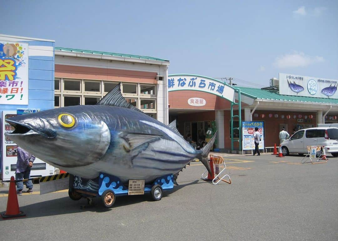 KitchHikeさんのインスタグラム写真 - (KitchHikeInstagram)「【静岡県御前崎市で200年続く “伝統製法”でつくられた、最高級のかつお節。】  静岡県最南端の岬のまち、御前崎(おまえざき)市は、海岸、砂丘、茶畑に囲まれる自然豊かな町。 そのため野菜や果物などの大地の恵みはもちろん、新鮮でおいしい海の幸が楽しめます。  また200年ほど前から「手火山(てびやま)式鰹節」という、最高級のかつお節の製法が受け継がれています。 「手火山式」とは、カツオを燻製させてつくるかつお節のことで、日本で最も歴史のあるかつお節の製法です。一本釣りした“生のカツオ”を、半年かけて熟成させるには熟練の技術が必要で、当時のまま生産を続けているのは、御前崎市の「マルミツ鰹節店」さんだけなのだそう。  通常のかつお節の原料は、ほとんどが冷凍カツオのため、生のカツオから作られているだけでも非常に価値が高いとされています。  キッチハイクでは、手火山式鰹節の贅沢な出汁で、金目鯛のしゃぶしゃぶを楽しむイベントを開催します！ 鰹節職人の澤入広美さんをお迎えして、たっぷりお話をうかがいますよ。  詳細は、@kitchhike のプロフィールURLからご覧ください🐟  #キッチハイク #ふるさと食体験 #御前崎市 #手火山式鰹節 #なぶら市場 #かつお節 #金目鯛#静岡県 #料理好き #旅行好き #特産品」2月26日 10時08分 - kitchhike