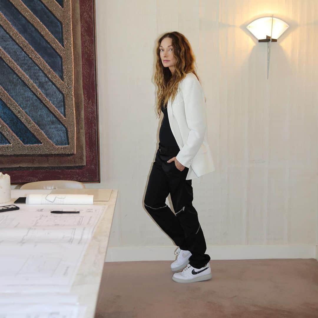 ケリーウェアスラーのインスタグラム：「COMING TOGETHER. Anchoring my Los Angeles design studio is a large meeting room, an emblem of the collaboration at the heart of my design philosophy.  My boutique studio is bursting with a variety of creative minds who each bring something to the table. From architects, interior and industrial designers, to experts in lighting, textiles and graphics, we are truly multi-disciplinary. On top of that we often work with talented makers, artists and artisans outside of our studio walls to bolster each project.  And while for the time being we continue these conversations safely over video call, I cannot wait to see this space filled to the brim again… XK」