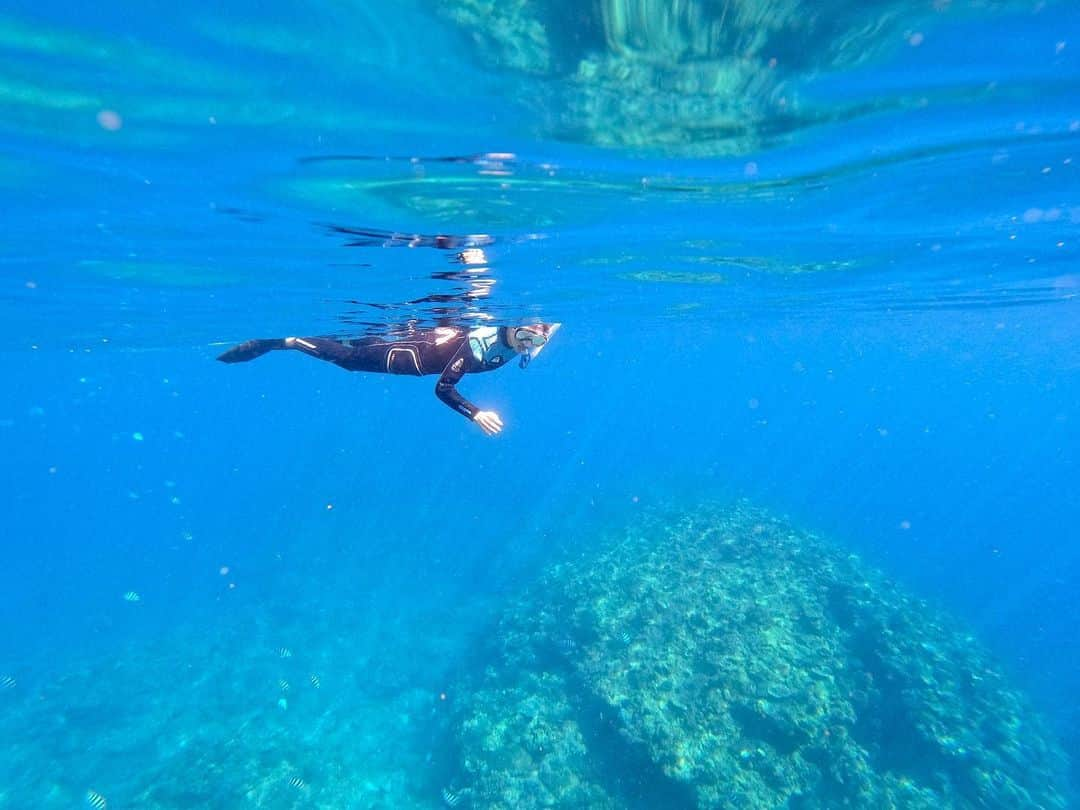 宮崎沙矢加のインスタグラム：「Finally l went dive to Blue cave💎It was unreal beautiful inside ocean. Many fish guided me to that point. . . . 念願の青の洞窟へ💙また行きたいな~まだちょっと寒かったので😂次はもうちょっと暖かくなってから🤲🏼 #bluecave #maedapoint #okinawa #yogainstructor #dive #ocean #yoga #nature #beautiful #yolo #alo #aloyoga #love #workout #follow #goprohero9 #nofilter #真栄田岬 #青の洞窟　#ヨガ　#ヨガインストラクター」