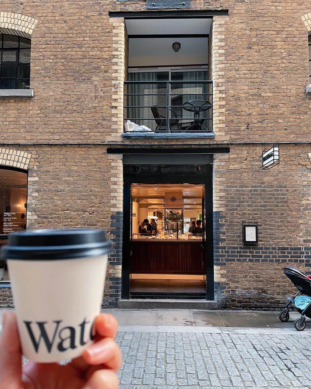 Yu-kiのインスタグラム：「Found a great cafe near Tower Bridge:)  コーヒーもクッキーもおいしくて店内もオシャレ、スタッフもフレンドリーなおすすめカフェ☕️🍰ロックダウンあけたら店内でゆっくりしたいな😌#londoncafe」
