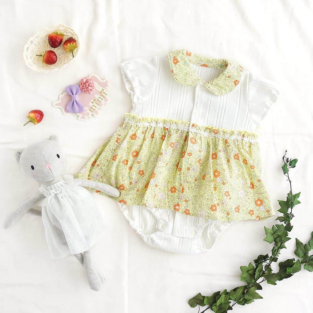 かわいいベビー服・子供服Babychuのインスタグラム：「【大人気🥳春色スカートロンパース🌼は早い者勝ちの争奪戦です😉🌟】 . ベビーガールの春のお出かけに🌸✨スカートロンパース🌟  パフスリーブに花柄の切り替えが愛らしいスカートロンパース💐 ねんねやハイハイのベビーもこれ1枚で可愛くおめかしできちゃいます🥰 スナップボタンで、お着替えやオムツ替えも楽ちん🙌🙌 . ▶️花柄♪衿付きスカートロンパース サイズ：70/80 プライス：2,900円+tax . ▶️Jollie Kitten☆ドレスキティ プライス：3,700円+tax . ▶️リボンとお花のヘアクリップ カラー：ラベンダー×ピンク プライス：730円+tax . . 👀合わせてチェック❣️ ①本日限定🥺 . 親子おそろい服がポイント１０倍👨‍👩‍👧‍👦✨ . 会員様だけのお得なキャンペーンです😉🌟商品代金の１０％をポイントでもらえます🙆‍♀️ . 今回貯めたポイントを使えば、これからまだまだ登場する新作アイテムをおトクにGETできちゃう😍 最新アイテムをおトクにGETする裏ワザですね👏👏 . ②春の新作キャンペーン第２弾開催中🎉 . 会員さま、新作アイテムGETにはクーポン使ってね😚 . 👛５％OFFクーポン 「春の新作キャンペーン」のアイコンがついたアイテムを含む、3,000円（税抜）以上のお買い物で利用可★ . コードの入力は不要🙋‍♀️ 購入時、クーポン選択欄で「会員様限定☆春の新作キャンペーン」のクーポンを選択してね💕 . クーポン期限は、2月28日（日）23:29まで‼️ . 期間中、何度でも利用OK👍 . 春の新作アイテムを💖おトクにGETできるチャンスはコレしかない🙋‍♀️ . 今から会員になってくれる方も大歓迎👏 . ぜひぜひ、キャンペーン中に😚 お買い物を楽しんでね❤️ . . 紹介アイテム品番：KD-W44700 . #ロンパース　#スカートロンパース #newarrivals #新作 #春の新作 #べびちゅ #babychu #ig_kidsphoto #ig_babyphoto #かわいい #子供服 #ベビー服 #親バカ部 #女の子#男の子 #娘 #息子 #赤ちゃん #ベビーコーデ #キッズコーデ #ベビーファッション #キッズファッション #出産祝い #baby #babychujp #stayhome #おうち時間 #べびちゅstylingcollection」