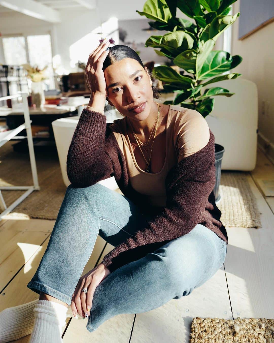Banana Republic のインスタグラム：「Watch @hannahbronfman explore style options from our True Hues, a range of women's foundation essentials in 11 shades of nude. #TrueHues」