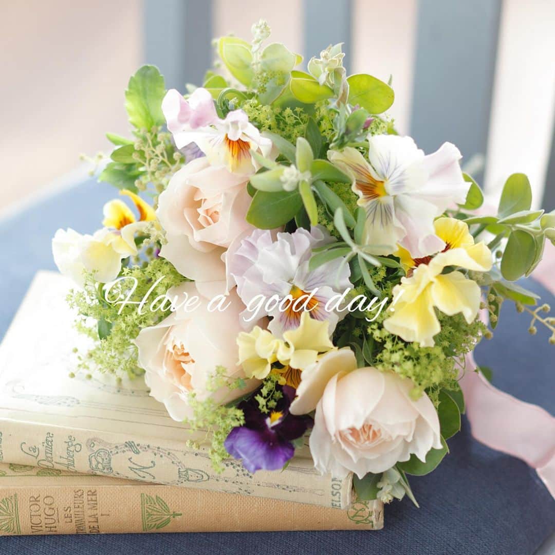 雑誌『花時間』さんのインスタグラム写真 - (雑誌『花時間』Instagram)「おはようございます。春までは一進一退。肌寒い朝ですね。﻿ ﻿ 春を思い、﻿ こんな色のお花を﻿ 飾ってみませんか？﻿ ﻿ ベビーカラーのバラに﻿ パンジー。﻿ そして、若草色の﻿ アルケミラ・モリス。﻿ ﻿ ここで使ったパンジーは﻿ 切り花用として栽培された﻿ お花ですが、﻿ おうちのパンジーでも ﻿ ちっこくなりはしても﻿ まねられるかも？﻿ ﻿ パンジーは茎がやわらかいので﻿ そっとやさしく扱ってくださいね！﻿ ﻿ では、本日も元気smile😊😊😊で﻿ 頑張りましょう！ by ピーターパン﻿ ﻿ ﻿花 @katsura_ishida  写真 @satomi.ochiai78  ﻿ ﻿ ﻿ #flowers #flowerslovers #flowerstagram #flowerarrangement  #花時間 #花時間2021  #花好き #花藝 #花好きな人と繋がりたい #花が好きな人と繋がりたい #花のある生活 #お花のある暮らし #花を飾る #花を飾る生活  #パンジー #イングリッシュローズ #花束 #ビタミンf #花屋さんへ行こう」2月26日 10時20分 - hanajikan_magazine