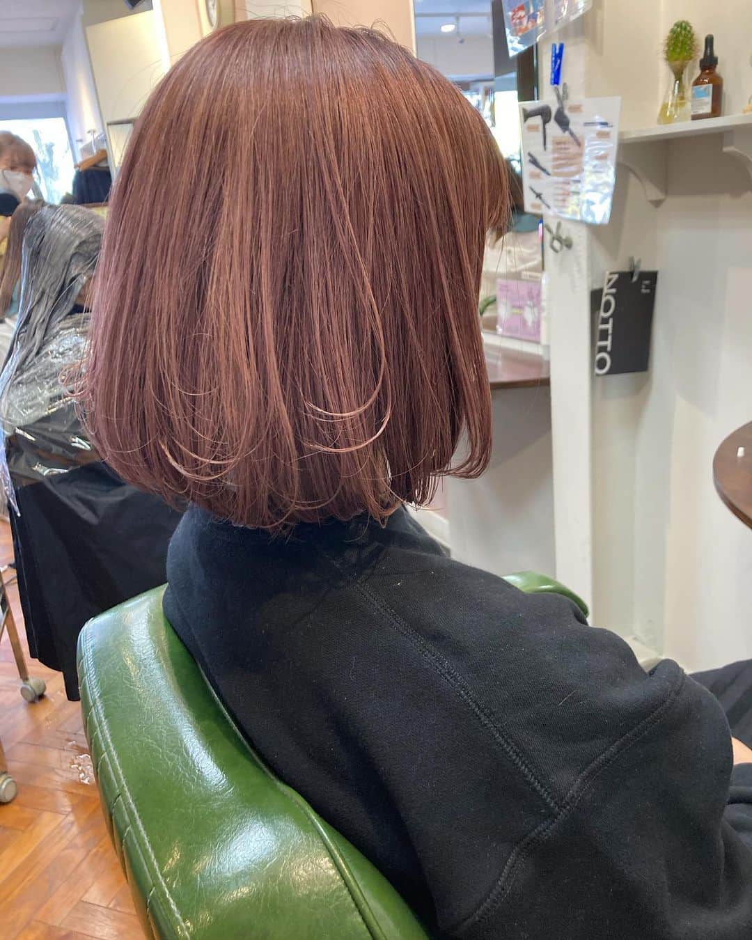 井上花実のインスタグラム：「ナウシカピンク cut.color×2.treatment / ¥19,800(+tax) 仕上げのオイルは @track_jp 🌿 キンモクセイの香り : #ロンゴガール#ロンゴロンゴ#武雄美容室#武雄#武雄市#佐賀#佐賀美容室#イルミナ#イルミナカラー#武雄美容室ロンゴロンゴ#アプリエ#アプリエカラー #風の谷のナウシカ#ナウシカ#ミディアムヘア#外国人風#外国人風カラー#ピンク#ボブ#ピンクヘアー #hair#hairstyle#haircolor#fashion#赤髪#ピンクカラー#くすみピンク#ピンクベージュ#ピンク#春カラー」