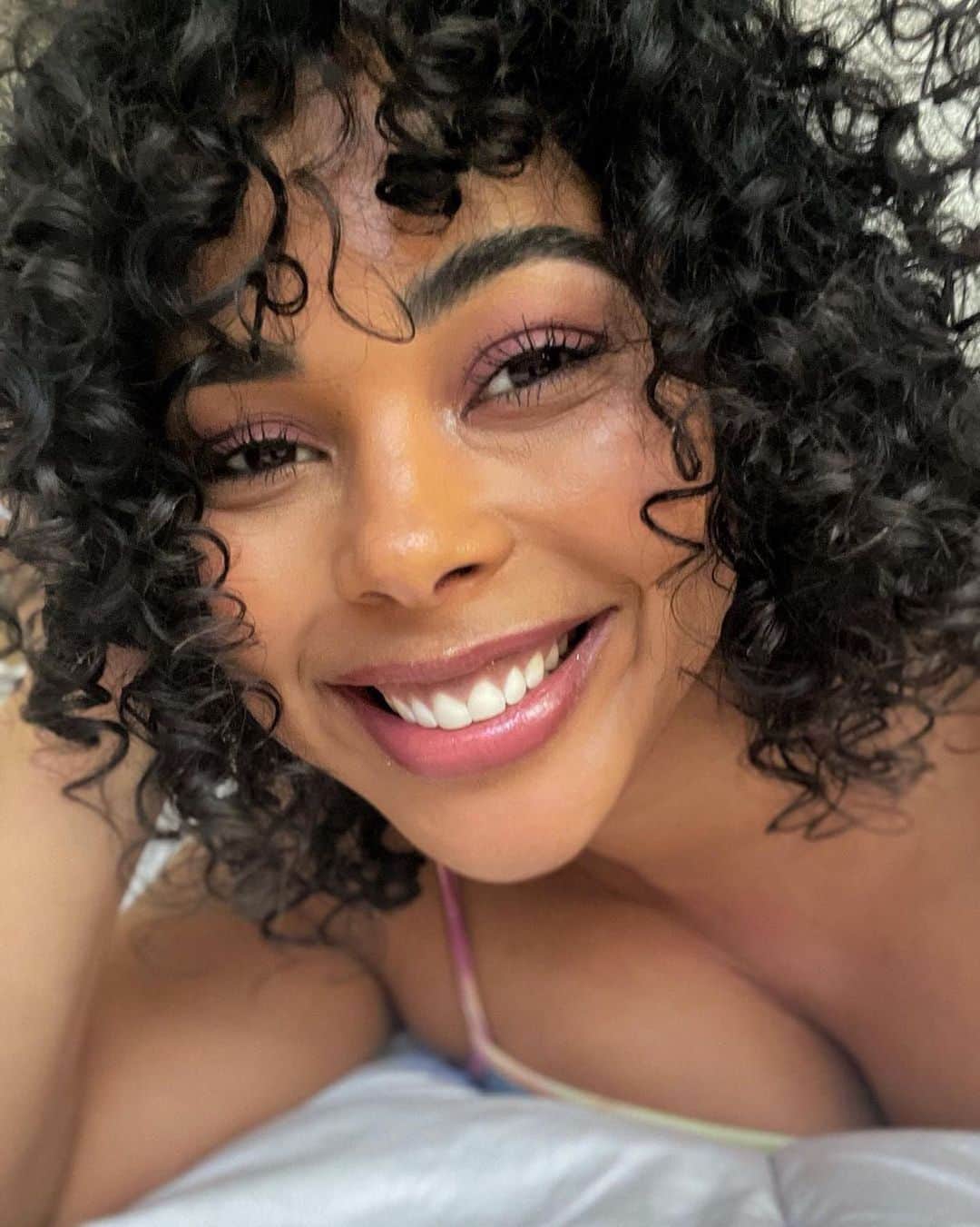 ipsyのインスタグラム：「@tabriamajors is a vision with this dewy, rosy glow. 💖  #IPSYSendLove  Products Here: @anastasiabeverlyhills Luminous Foundation  @complexculturebeauty Angled Foundation Brush  @beautystat Universal C Skin Refiner  @makeupforever Aqua Resist Eyeliner  @aboutfacebeauty Fluid Eye Paint  #cosmetics #beauty #makeup #subscriptionbox #makeupsubscription #beautytips #beautyhacks #beautyobsessed #beautycommunity #beautybox #makeuptutorials #makeuplooks #ipsymakeup #selflove #selfcare #ipsyglambag」