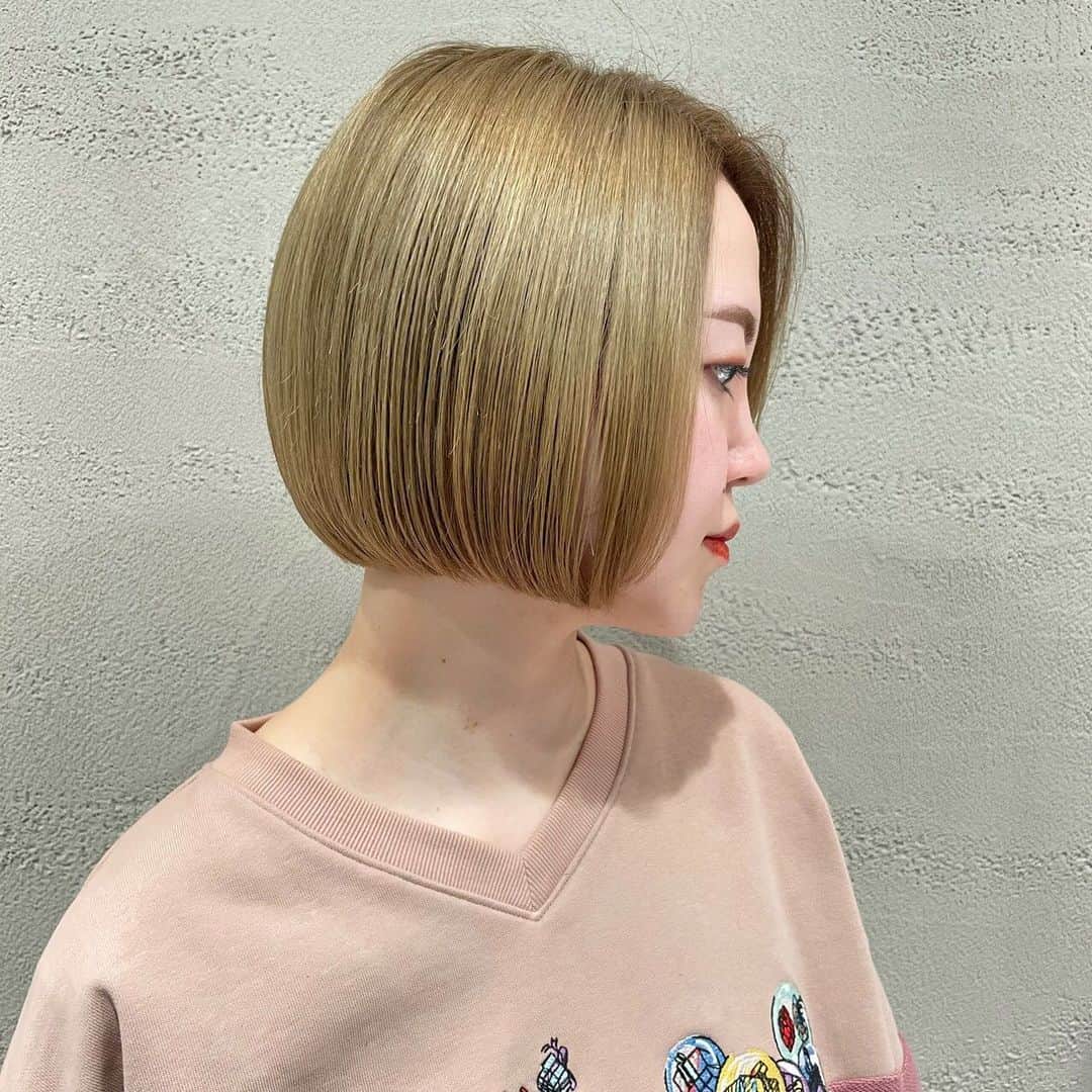 那須久美子のインスタグラム：「専属アシスタント　@1108_zakisu の髪を切りっぱなしボブに切りました✂️  眉ラインギリギリのぱっつんバングにしてから前髪を伸ばし始めて約一年✨ (2枚目は約1年前)  同じ長さの前髪なしボブに✨  よくがんばりました✨  2ヶ月に1度ペースで後ろを切りながら整えながら伸ばしてきました✨  ただ伸ばしっぱなしにするより完成度が高くなりますね✨  ますます美容師としても女性としても素敵になるよう背中を見せていきます✨  いつもありがとう✨  ＃切りっぱなしボブ　#顎ラインボブ #ブリーチ　#ケアブリーチ　#ベージュカラー　#前髪なし　#前髪なしボブ #銀座一丁目　#銀座美容室　#michionozawahairsalonginza」