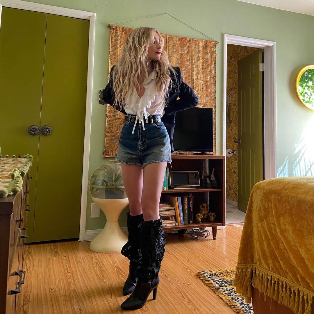 サブリナ・カーペンターのインスタグラム：「jorts」