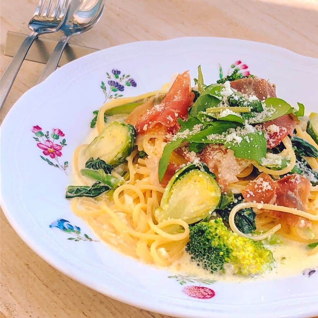 ケーキ&カフェ 海風堂のインスタグラム：「だんだんと春に近づいてきましたね😊本日は旬の春野菜を使ったランチパスタのご紹介です🌟  春野菜とパルマ産生ハムのクリームソースパスタ🌸 春野菜には芽キャベツ、菜の花、グリーンアスパラなどを使用しました。菜の花がクリームソースによく合います✨  ぜひお待ちしております❗  #春野菜 #生ハム #パスタ #クリームソース #カフェランチ #パスタランチ #菜の花 #カフェ #自家製パン #焼きたて #市川 #南大野 #食べよう市川」