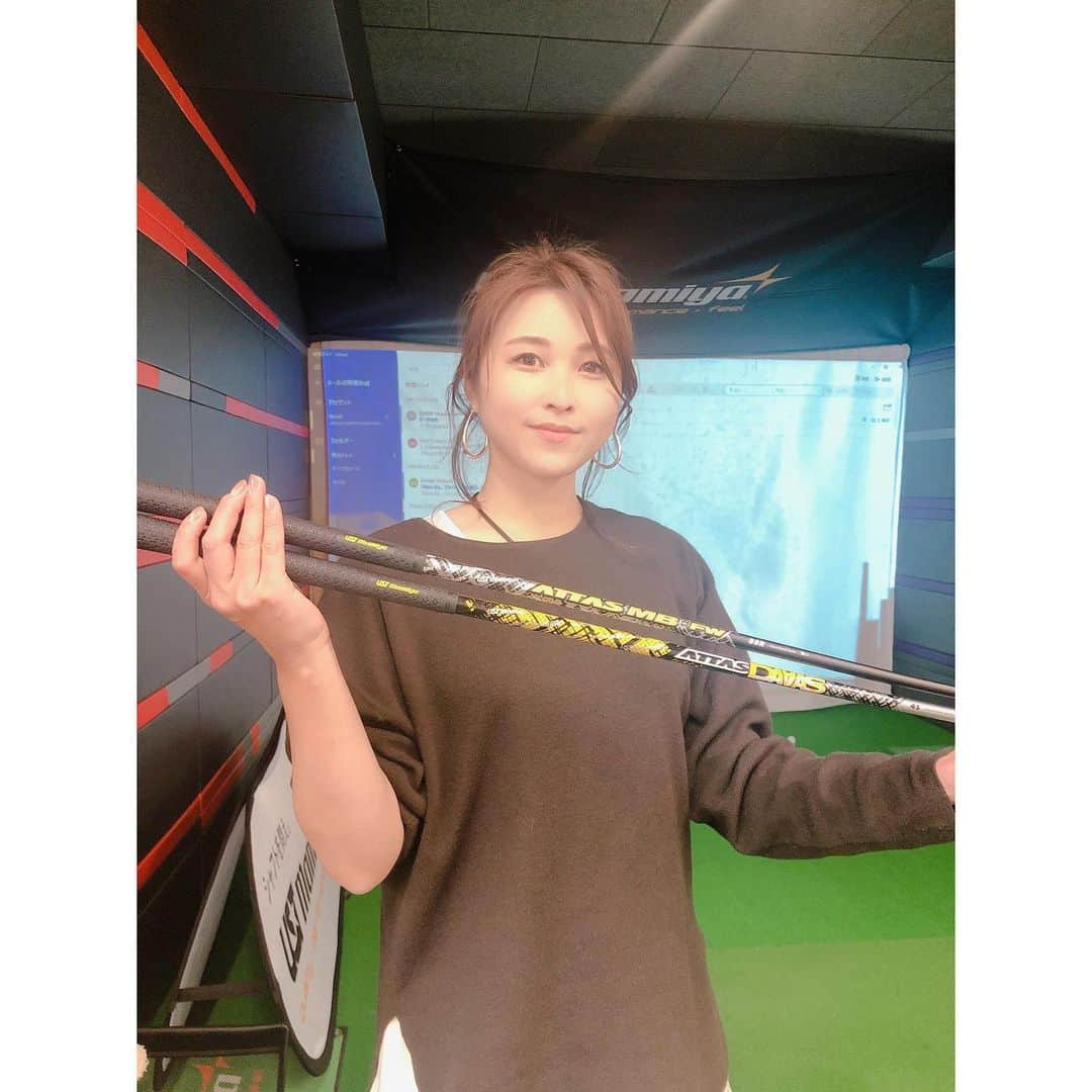 mikaさんのインスタグラム写真 - (mikaInstagram)「♥︎︎∗︎*ﾟ シャフトフィッティング🏌️‍♀️ ． ドライバーを見てもらって 色んなシャフトで振ってみて〜って attas daaasが合ってるみたい✨ ． フィッティング面白かったな♬ ． ． #シャフト #フィッティング #シャフト診断 #attas #ustmamiya #ustマミヤ #attasdaaas #ドライバー #ゴルフ #golf  #高尔夫 #골프#ゴルフ女子 #golfgirl #골프여자 #女子ゴルフ #golstagram#instagolf  #インスタゴルフ #golfstagram #インスタゴルフ #golflove #ゴルフ大好き #ゴルフ最高 #ゴルフ上手くなりたい #みかゴルフ #mikagolf」2月26日 10時34分 - _mika.___