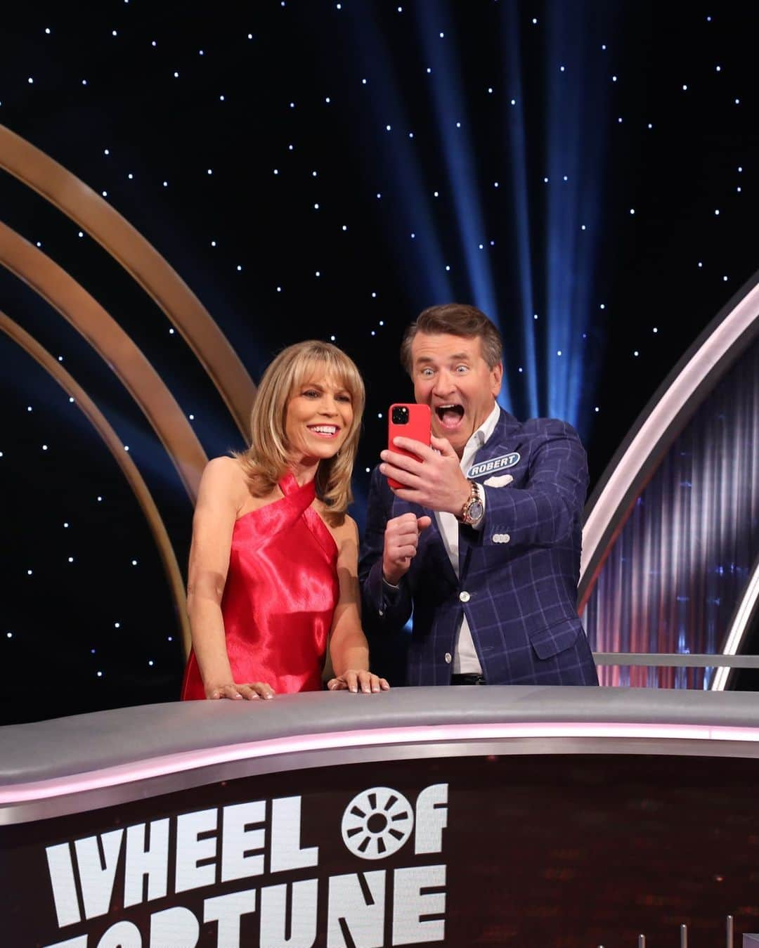 アメリカン・ブロードキャスティング・カンパニーのインスタグラム：「Selfies before the solve! 📸  #CelebrityWheelOfFortune」