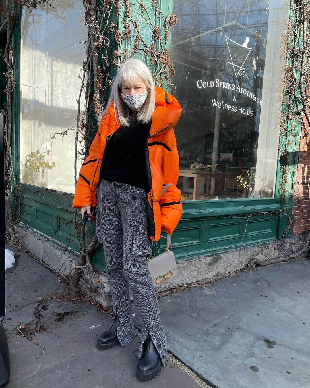 のインスタグラム：「Calvin took off yesterday and sprung me from the house. A beautiful day for a drive,  farm to table picnic lunch and some antique hunting.   Feeling human again...out of jeans and popping orange.  Wearing @monsemaison @uniqlousa @dorotheeschumacher @theeyetravels beautiful tweed mask to compliment my pants. Combat boots @greceghanem Go to bag this entire pandemic @carolinaherrera.   #transitiontimes #elderstateswoman #explore  #escape #countrylife」