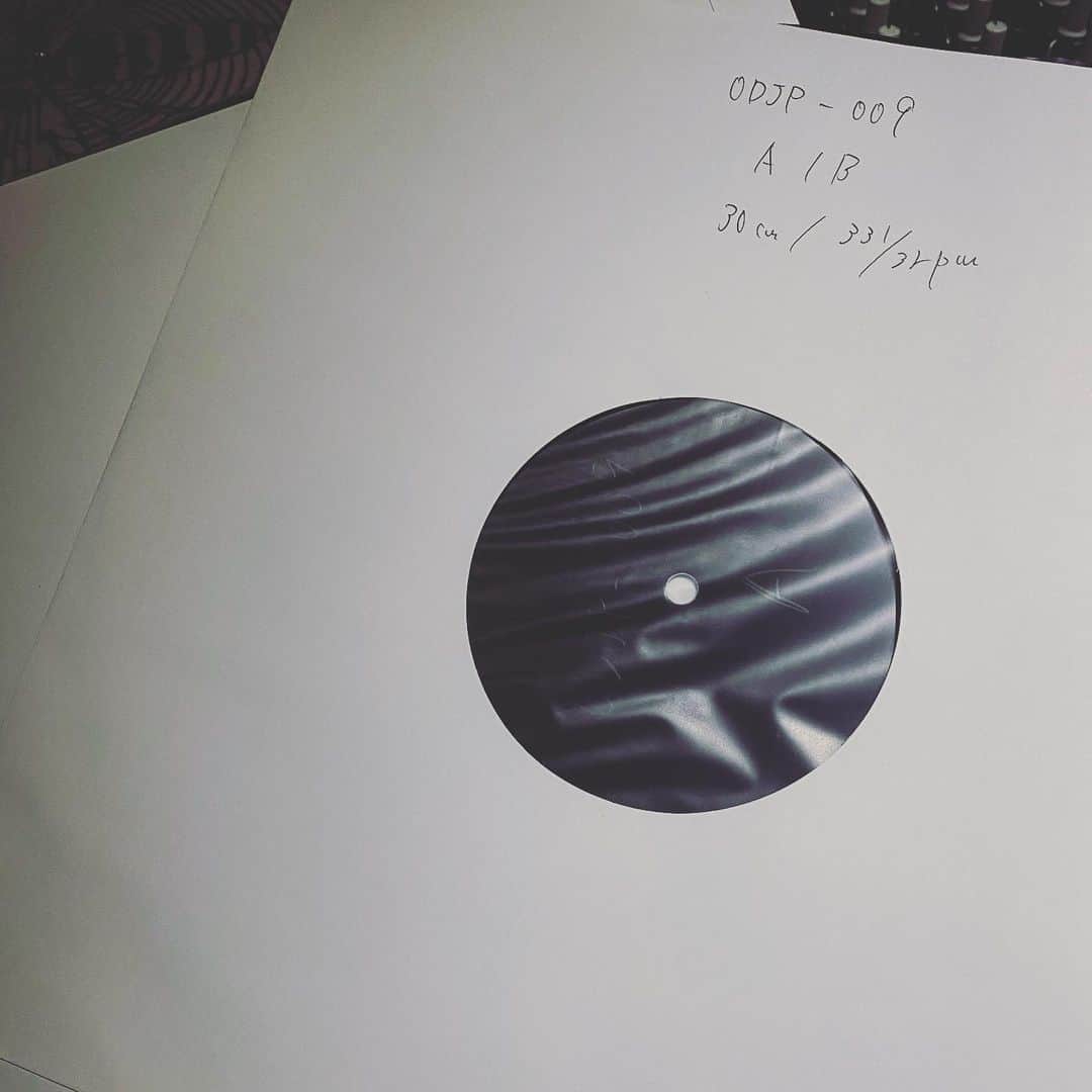 後藤正文のインスタグラム：「来週にはVinylが届くと思うとワクワクする。3rd『Lives By The Sea』は3月3日発売。  #gotch #asiankungfugeneration #coldbrainstudio #newrelease #vinyl」