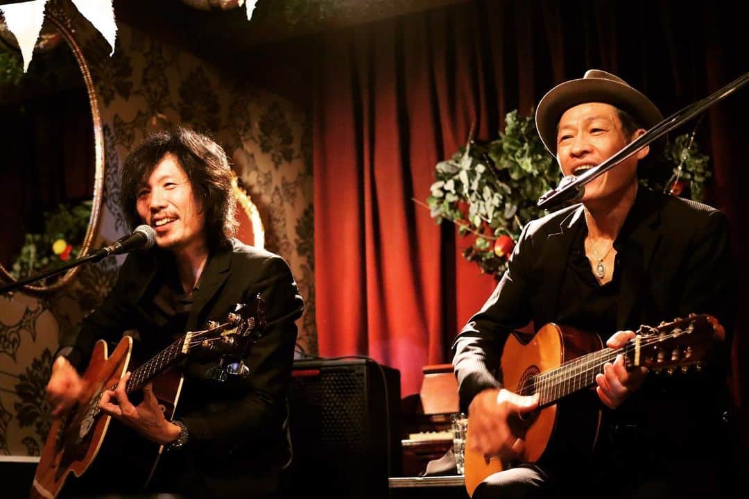 のインスタグラム：「武藤ウエノ本日より四国〜岡山。よろしくです！  2.26　徳島池田 LOCAL SNACK BAR Lily　 2.27　高松DELTA MARKET 2.28　岡山JAPAN BLUE DENIM児島製織所  #武藤昭平withウエノコウジ」
