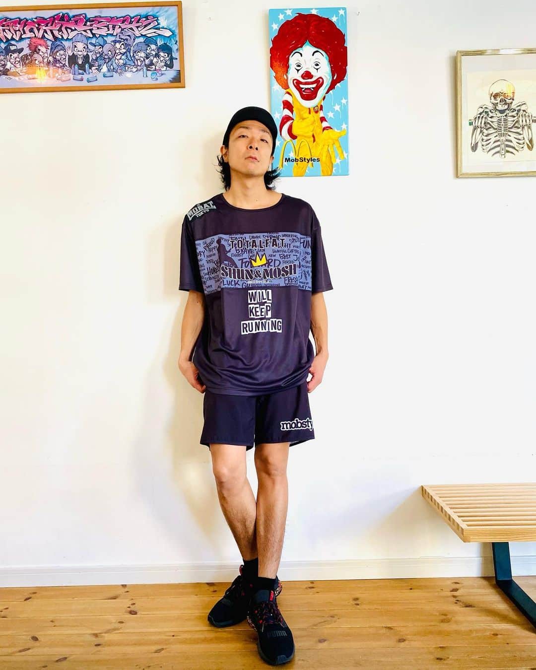 Shun さんのインスタグラム写真 - (Shun Instagram)「【Shun x MOBSTYLES】  2月27日の俺の誕生日から24時間限定で受注販売するドライTシャツです！  手描きで込めたポジティブワードを着て、POSITIVE MENTAL RUNNINGへ。サラサラで軽いドライ生地でとても着心地良いス👍🏻 いつもワガママ聞いてくれる @mobstyles_official トシ @mobstyles104 さんに感謝🙏🏻  今夜24時から UKFC ONLINE SHOPで受注開始。Check！  https://ukfc.shop/totalfat  #幡ヶ谷再生大学陸上部 #走るひと #MOBSTYLES #TOTALFAT」2月26日 10時46分 - totalfat.shun