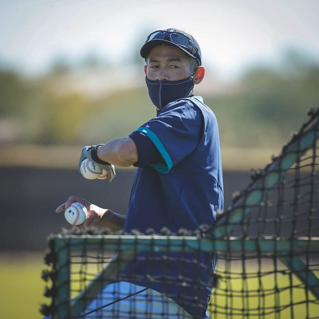 MLBさんのインスタグラム写真 - (MLBInstagram)「If you take Ichiro deep during BP (like @julio_rod18 did), you're probably not getting another pitch to hit after that. 🤣  📸: @mariners 🎥: @ jentalkssports/Twitter」2月26日 10時50分 - mlb