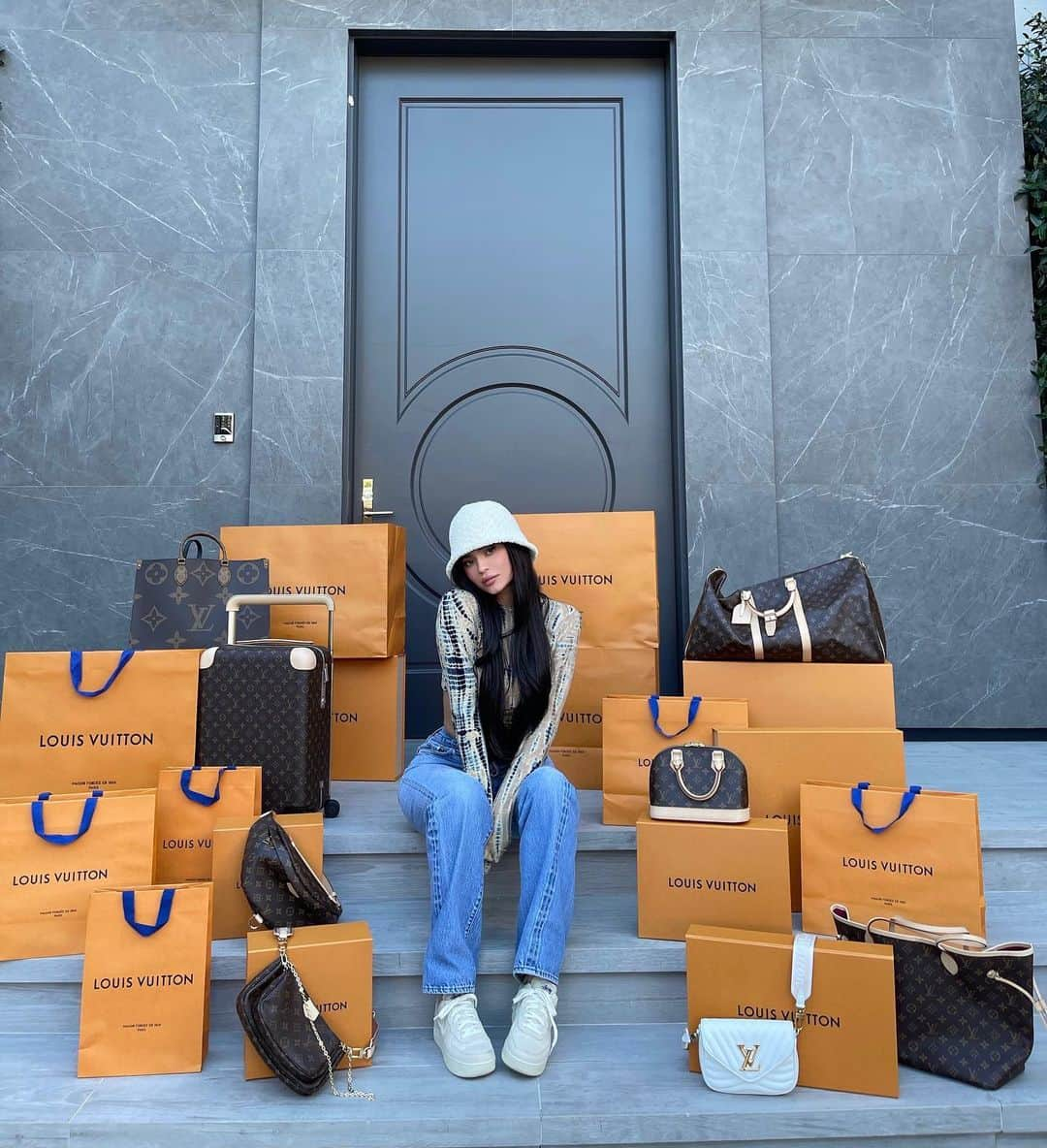 スコット・ディジックのインスタグラム：「🚨 Who wants to win a $80,000 USD preloaded credit card 💳 + ALL the luxury bags pictured here with Kylie? You know what to do! $80,000 USD 👀!! Open worldwide! #curatedpartner  . . TO ENTER, IT’S SIMPLE 👇🏽 . . 1️⃣ FOLLOW EVERYONE I am following right now (75 profiles)  . . 2️⃣ Come back here & tell me what you're going to do with this prize. Would you keep it all for yourself or share it with someone else... 💳 . .  🕒 It takes less than 90 seconds to enter . . 🚨 Sweepstakes rules to win this $100,000 USD total prize package! You must FOLLOW ALL sponsoring Instagram accounts I am following NOW to be eligible. This contest begins on 24th February 2021 at 7pm PST and ends 26th February 2021 at 7pm PST. I will then ARCHIVE MY POST to avoid confusion. COMMENTS on this post, Kylie's post & CB's post are all VALID. Private accounts must be made PUBLIC until the winner is announced. Winner must post the ‘I WON’ image on their page.  Full sweepstake T&Cs linked in my bio.  . The winner will be announced at www.curatedbusinesses.com (you can see all past winners there too) + under this image on the @curatedbusinesses Instagram by March 6th 2021. This is the ONLY place & date we announce.  . . Please Note: This sweepstakes is in no way sponsored, administered, or associated with Instagram or the BRANDS shown in this image. By entering, entrants confirm they are 18+ years of age, release Instagram of responsibility, and agree to Instagram's term of use. No purchase necessary. VOID WHERE PROHIBITED BY LAW : ﻿  . ﻿Permit TP/00007」