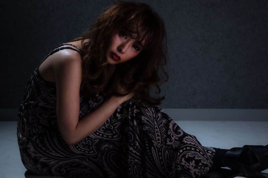 CHINATSUのインスタグラム：「make HARE SET Photo  coordinate  ATELIER @shotaro_joho   本当に素敵な時間だった 世界観が同じで 新しいわたし 光遊びがすごい刺激的だった  #撮影 #photography #photoshoot  #モデル撮影 #光遊び  #アー写 #クリエイティブ #visual_lab_joho」