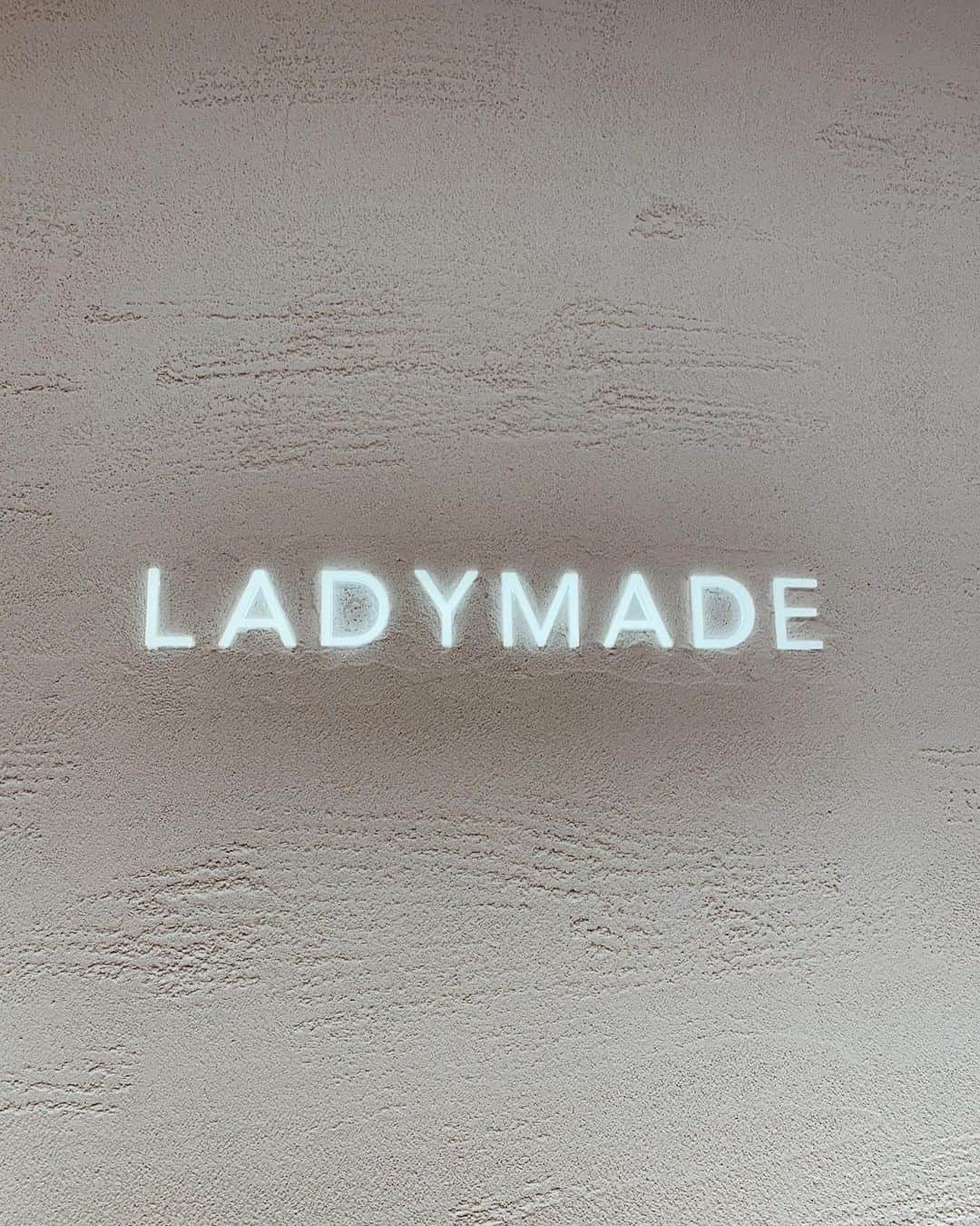 吉田奈央さんのインスタグラム写真 - (吉田奈央Instagram)「だだだだいすき可愛すぎ〜 @ladymade_official 🐚  LADYMADEが新宿ルミネ2でリニューアルしたのでいってきたよ。  もうさ大人可愛い空間よ😍 どの配置にも惹かれるアイテム揃ってて目移りしまくりでした←  なにより試着室がこれまたオシャレ。 この中で生着替えはテンション絶対あがるはず←  私が着てるのは ヴィンテージサテン2wayティアードOP👗 シルエットがとてもきれいで袖の感じも好きなのよね！  花柄ワンピやジャケット系、リネンパンツ…と可愛いからきれいめ〜カジュアルと幅広く選べるのも嬉しいブランドです💙🧡  GETしたのでトレンチコーデまた投稿します  ＊  #ladymade#レディーメイド#新宿ルミネ2#リニューアルオープン#大人可愛い#大人カジュアル#きれいめカジュアル#春服コーデ#30代ファッション#ママコーデ#東京ママ#男の子ママ」2月26日 10時59分 - nao70818