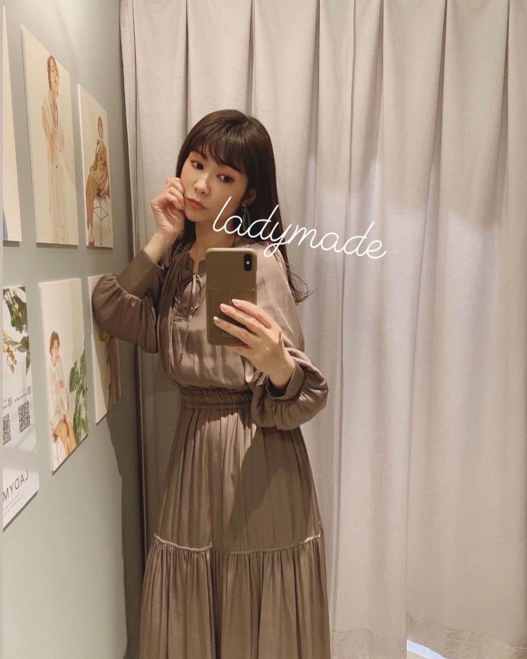 吉田奈央のインスタグラム：「だだだだいすき可愛すぎ〜 @ladymade_official 🐚  LADYMADEが新宿ルミネ2でリニューアルしたのでいってきたよ。  もうさ大人可愛い空間よ😍 どの配置にも惹かれるアイテム揃ってて目移りしまくりでした←  なにより試着室がこれまたオシャレ。 この中で生着替えはテンション絶対あがるはず←  私が着てるのは ヴィンテージサテン2wayティアードOP👗 シルエットがとてもきれいで袖の感じも好きなのよね！  花柄ワンピやジャケット系、リネンパンツ…と可愛いからきれいめ〜カジュアルと幅広く選べるのも嬉しいブランドです💙🧡  GETしたのでトレンチコーデまた投稿します  ＊  #ladymade#レディーメイド#新宿ルミネ2#リニューアルオープン#大人可愛い#大人カジュアル#きれいめカジュアル#春服コーデ#30代ファッション#ママコーデ#東京ママ#男の子ママ」