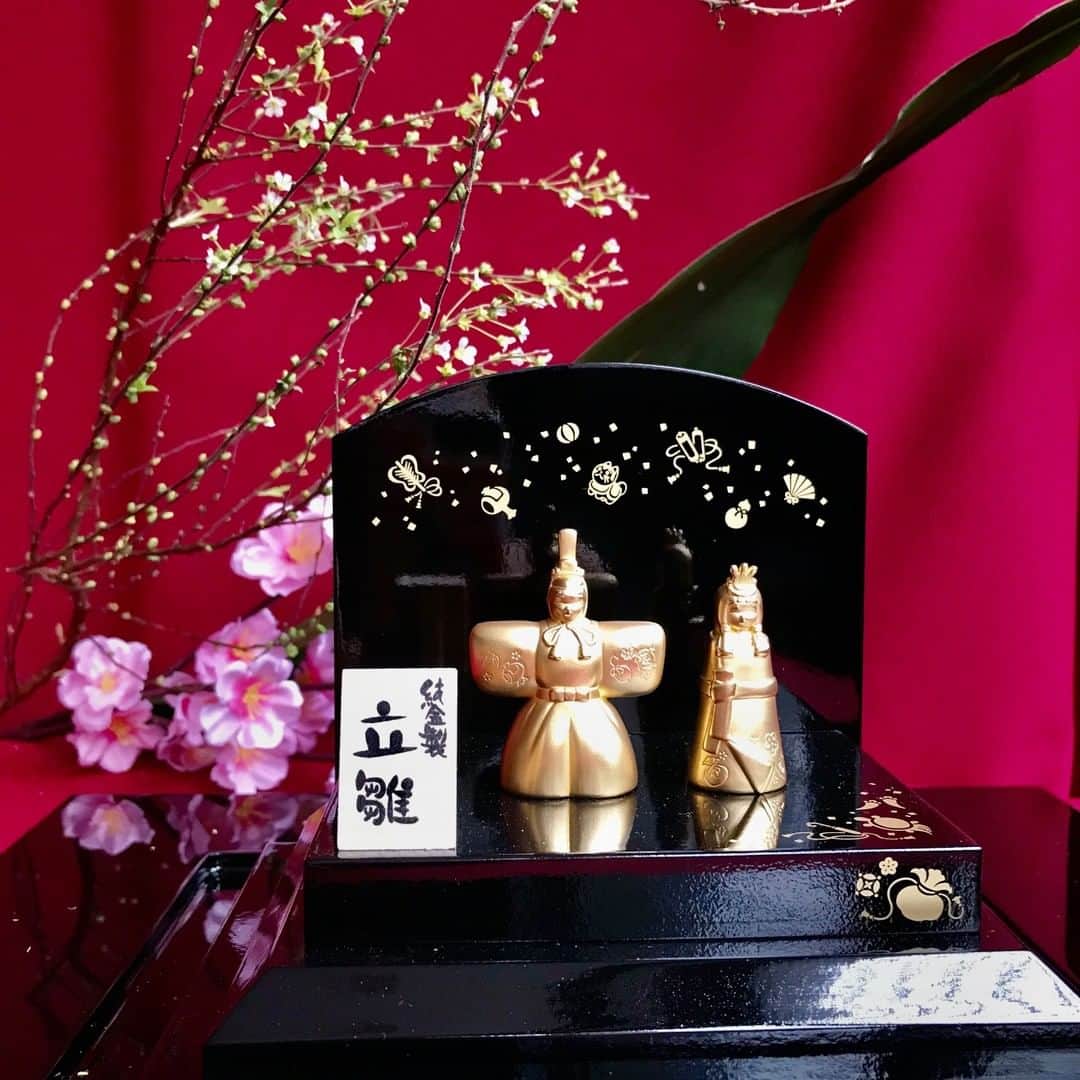 GINZA TANAKA 公式さんのインスタグラム写真 - (GINZA TANAKA 公式Instagram)「・ 【もうすぐひな祭り　立雛】  〇黒を基調としたシックな立雛（純金30g） 全体を黒を基調とした、シックで落ち着いた雰囲気のある立雛です。縁起のいい文様の「宝尽くし文様」をお雛様とお内裏様、屏風に金色であしらいました。一つ一つに意味があり、様々な願いが込められた文様が、お子様の健やかな成長を願います。 「宝尽くし文様」とは、打ち出の小槌（開運招福）など様々な願いを込めた宝物を集め、デザインされた吉祥文様の1つ。昔から福徳を招くとして好まれた縁起の良い文様です。  〇コンパクトで愛らしい立雛（純金5g） ガラスケース背面にウサギと、月に見立てた丸いモチーフをあしらいました。ウサギは前にしか進まないことから「飛躍」、「子孫繁栄」などを象徴する、縁起の良いモチーフです。お雛様とお内裏様の2人が寄り添う姿が、仲睦まじさを表現しています。  純金のお内裏様とお雛様はいかがですか？毎年の桃の節句に飾ることができる価値ある金工芸品です。  #GINZATANAKA #ginzatanaka #ギンザタナカ #田中貴金属 #田中貴金属ジュエリー #ひな祭り #桃の節句 #お内裏様 #お雛様 #節句 #厄除け #魔除け #立雛 #純金 #開運招福 #打ち出の小槌 #飛躍 #子孫繁栄 #ひな人形」2月26日 11時00分 - ginzatanaka_jp